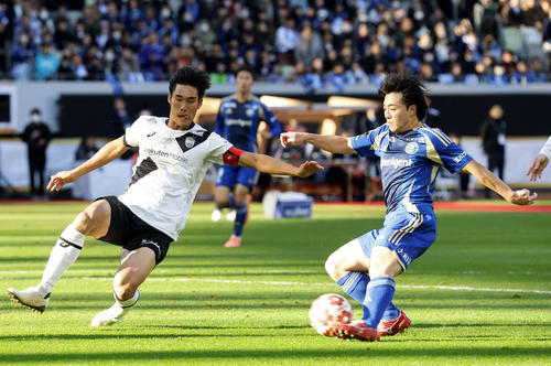 町田対神戸　前半、ゴールを決める町田相馬（右）（撮影・山本朝陽）