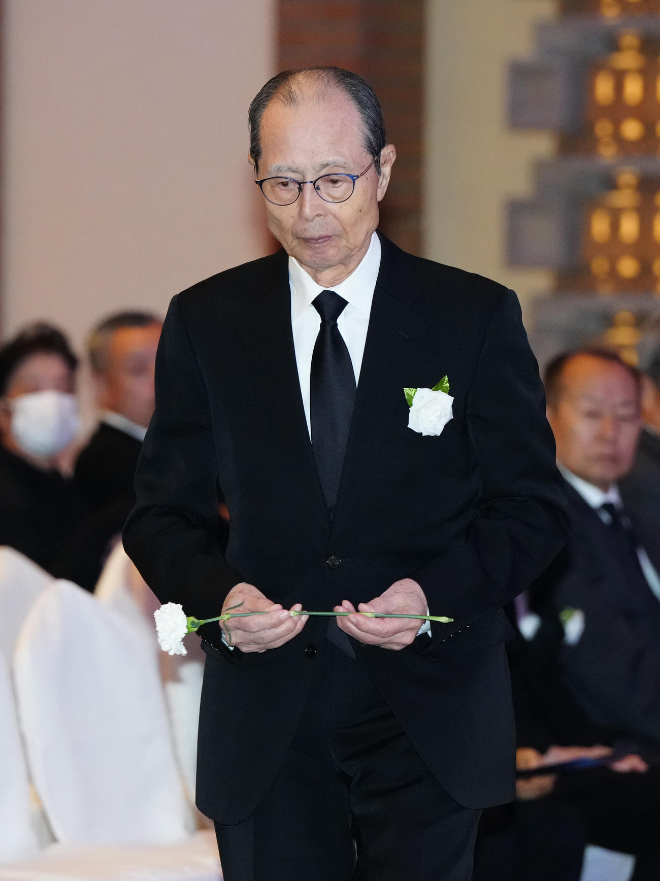 釜本邦茂さんのお別れの会で献花するソフトバンク王球団会長（撮影・江口和貴）