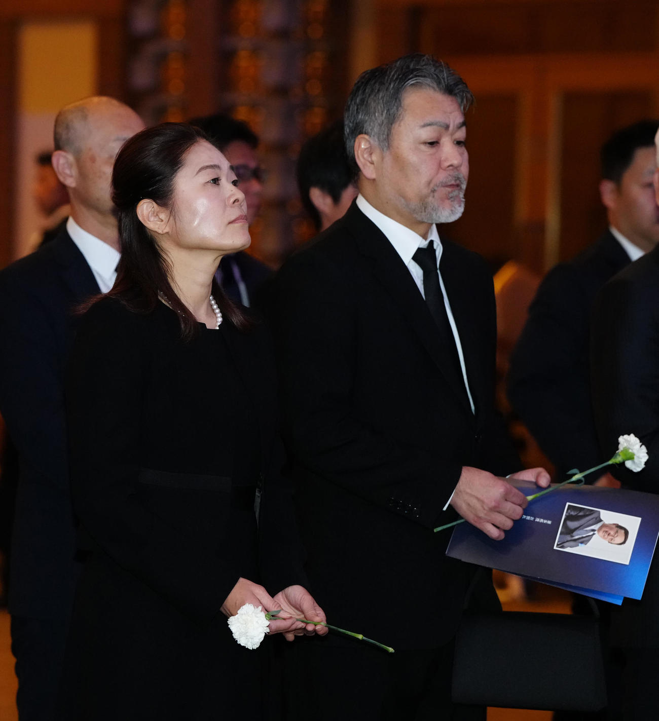 釜本邦茂さんのお別れの会で献花する澤穂希さん（左）と夫の辻上裕章さん（撮影・江口和貴）