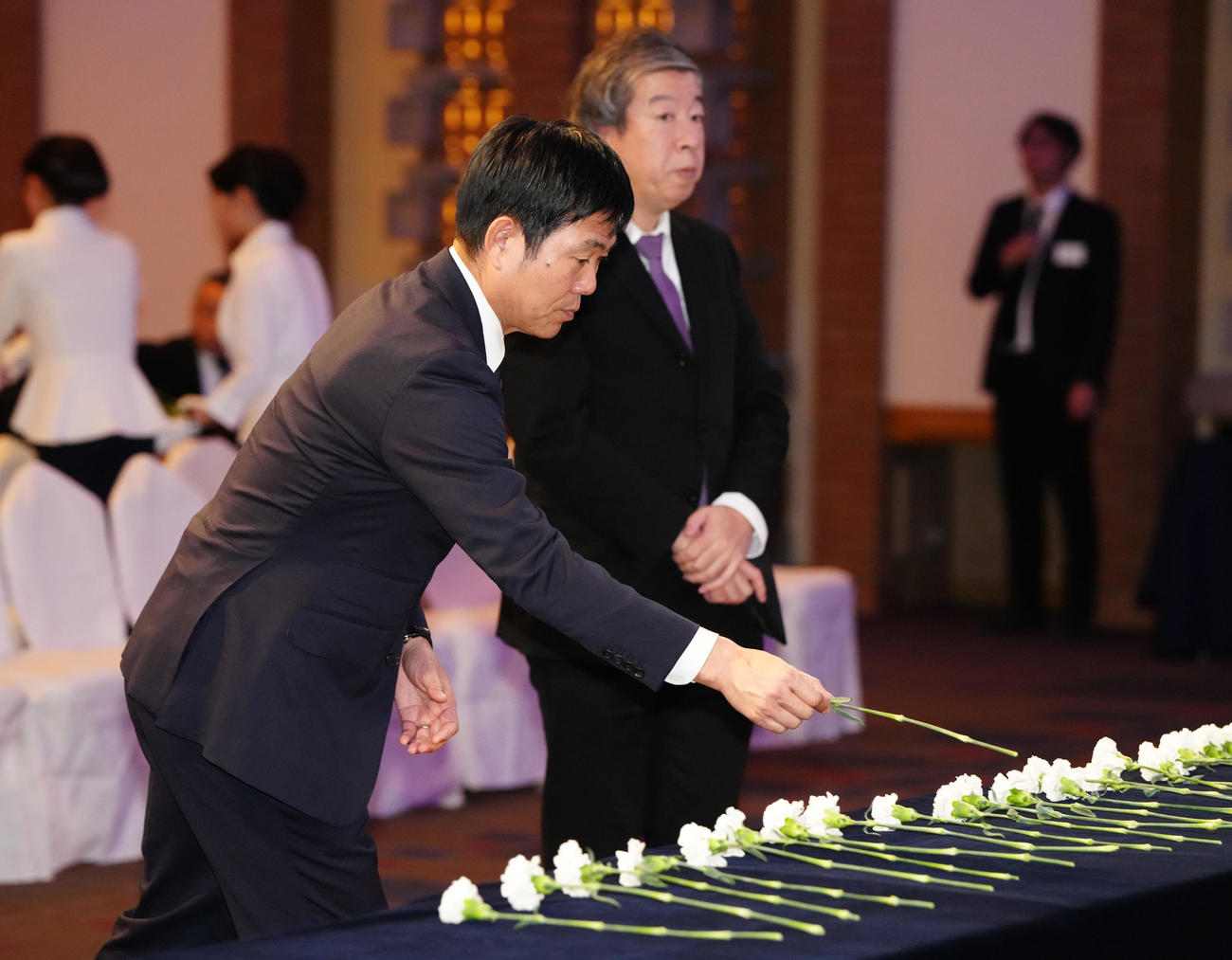 釜本邦茂さんのお別れの会で献花する日本代表森保監督（撮影・江口和貴）