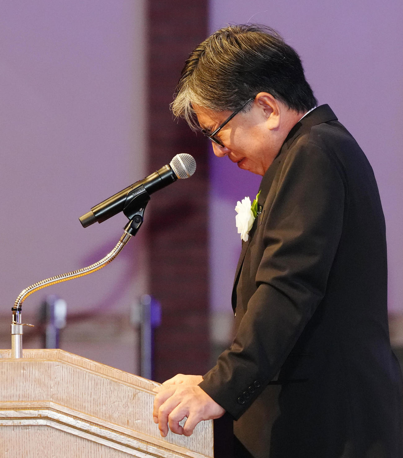釜本邦茂さんのお別れの会で謝辞を述べる長男の達生さん（撮影・江口和貴）