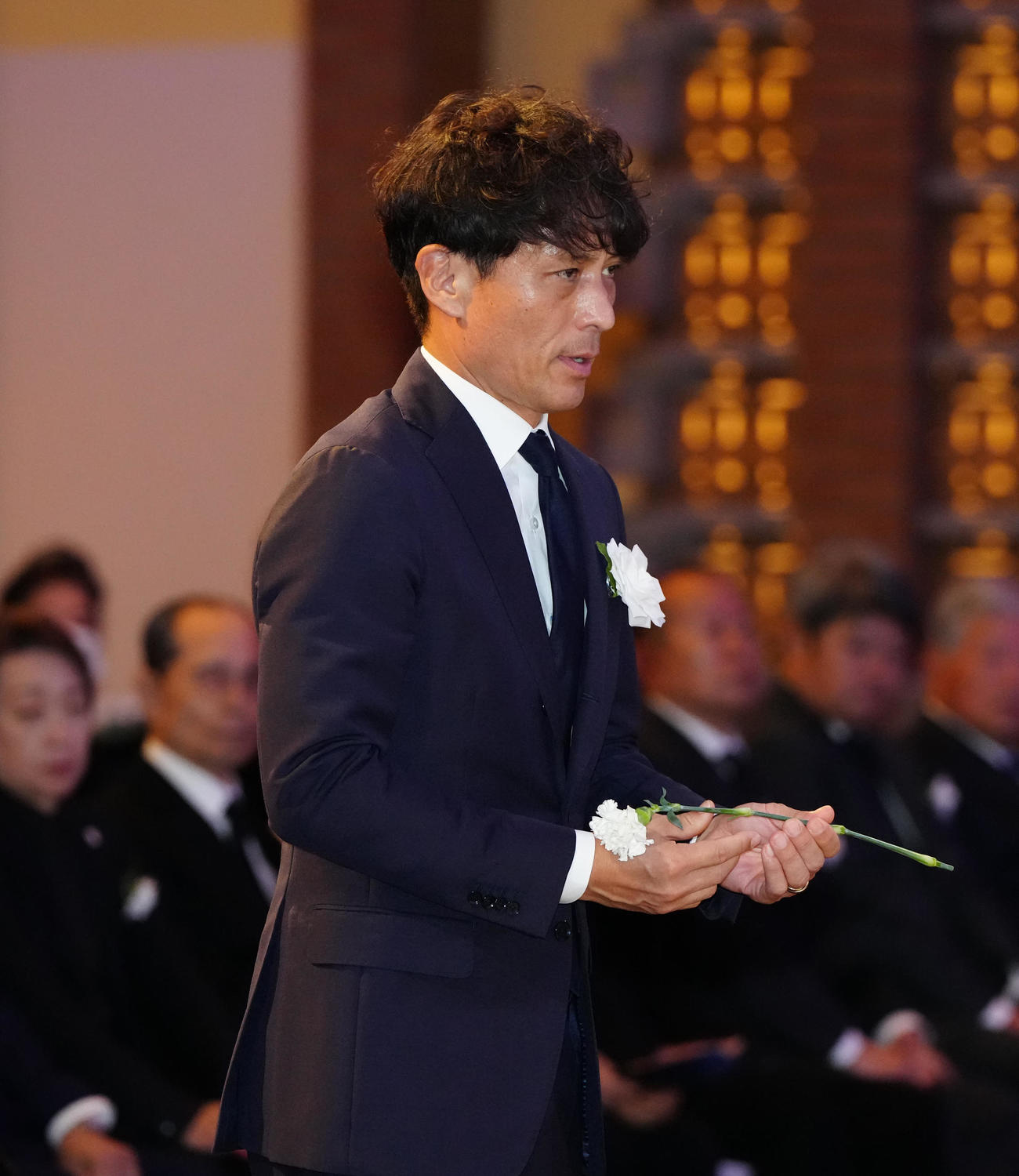 釜本邦茂さんのお別れの会で献花する日本サッカー協会宮本会長（撮影・江口和貴）