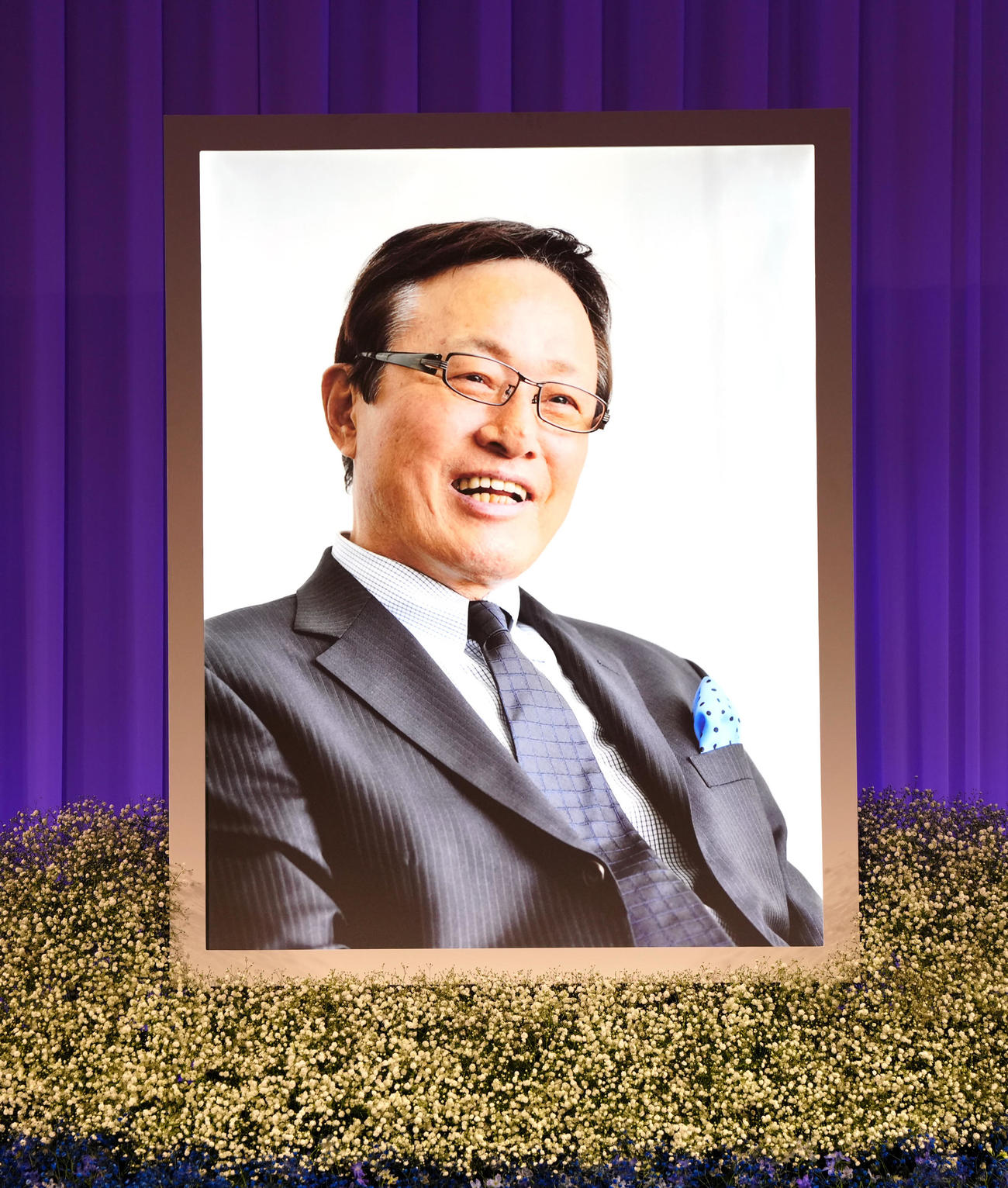 お別れの会の祭壇に飾られる釜本邦茂さんの遺影（撮影・江口和貴）