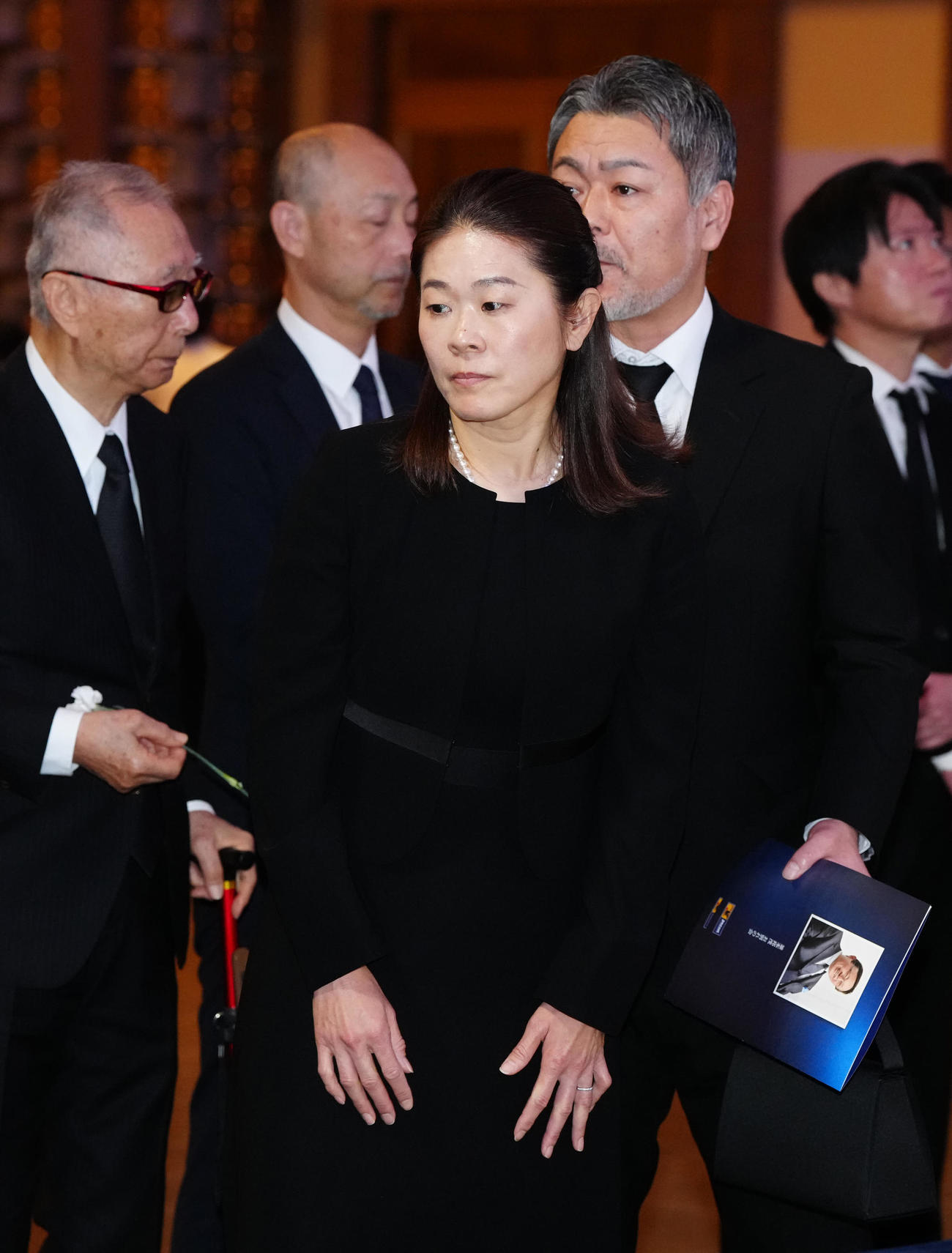 釜本邦茂さんのお別れの会で献花した澤穂希さん（中央）。右は夫の辻上裕章さん（撮影・江口和貴）