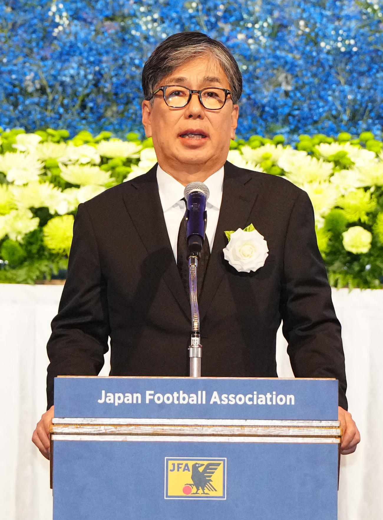 釜本邦茂さんのお別れの会で謝辞を述べる長男の達生さん（撮影・江口和貴）