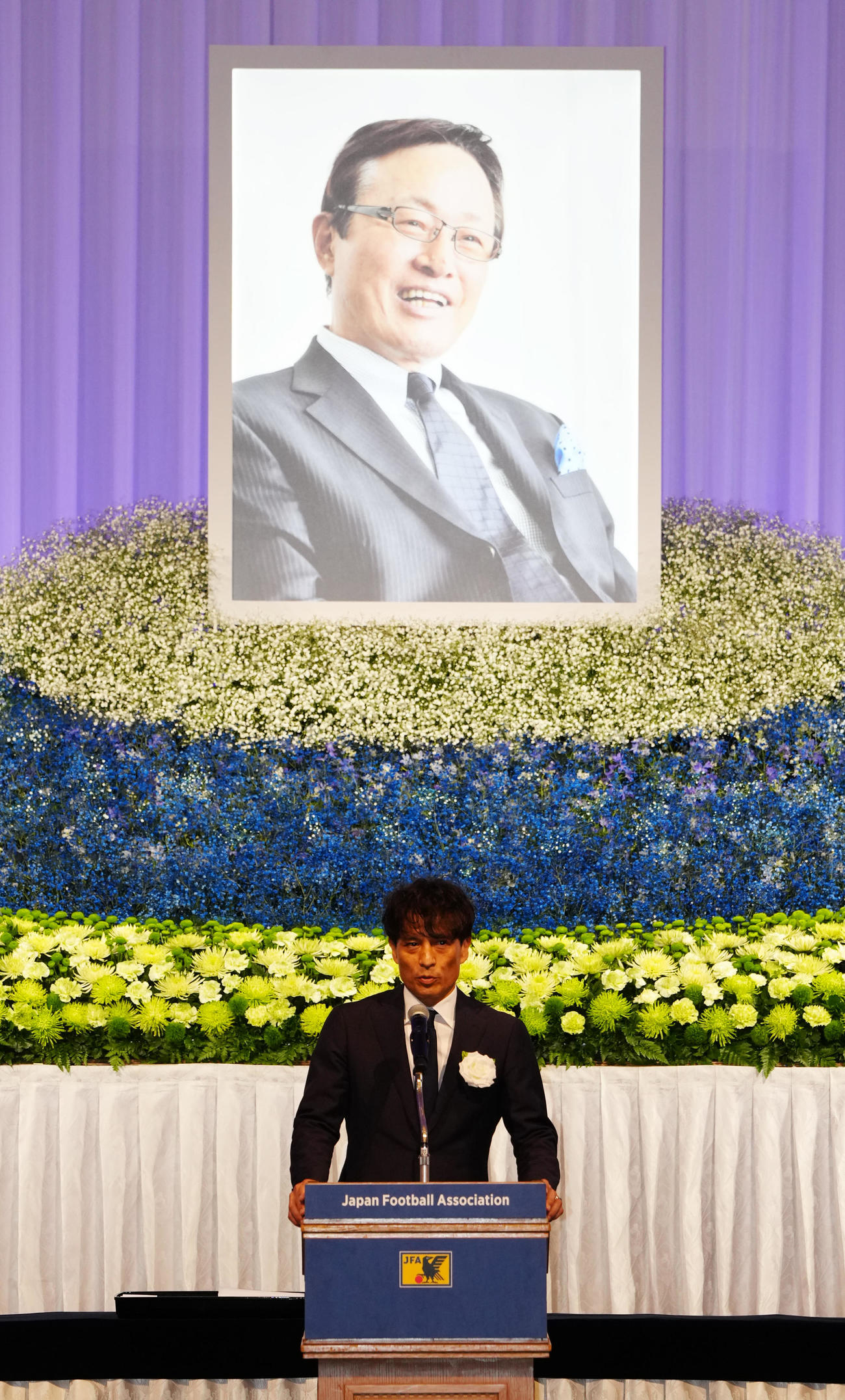 釜本邦茂さんのお別れの会で謝辞を述べる日本サッカー協会宮本会長（撮影・江口和貴）