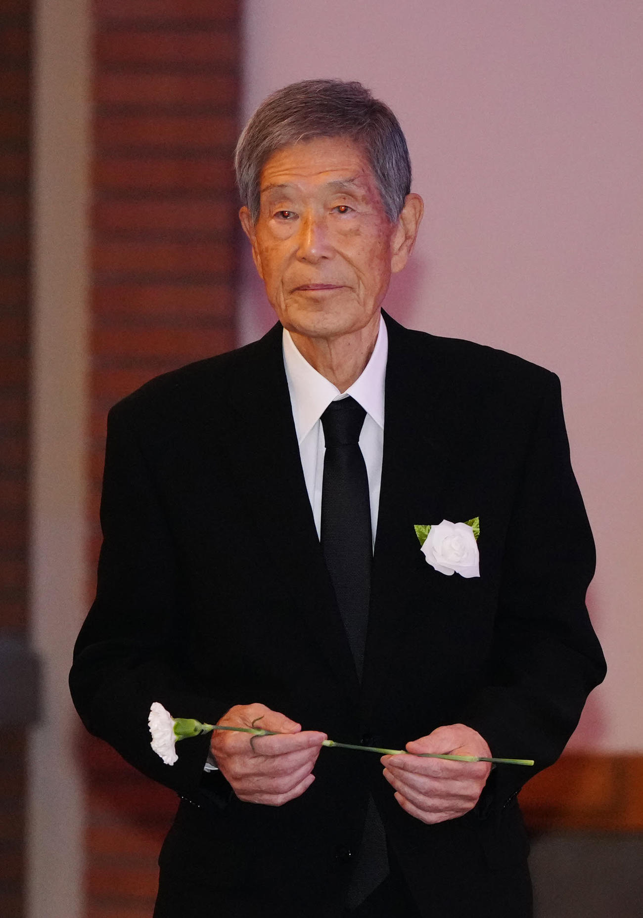 釜本邦茂さんのお別れの会で献花する横山氏（撮影・江口和貴）