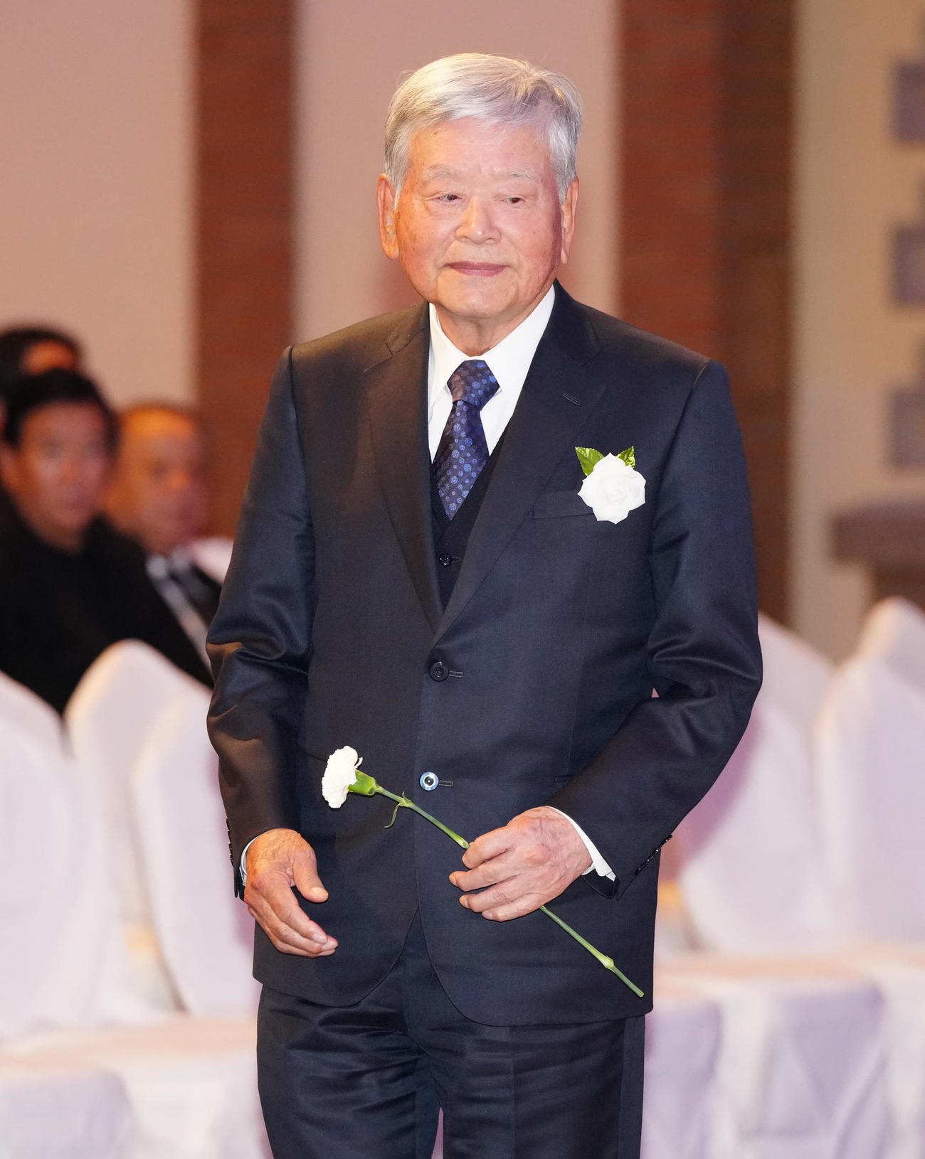 釜本邦茂さんのお別れの会で献花する日本サッカー協会相談役の川淵氏（撮影・江口和貴）