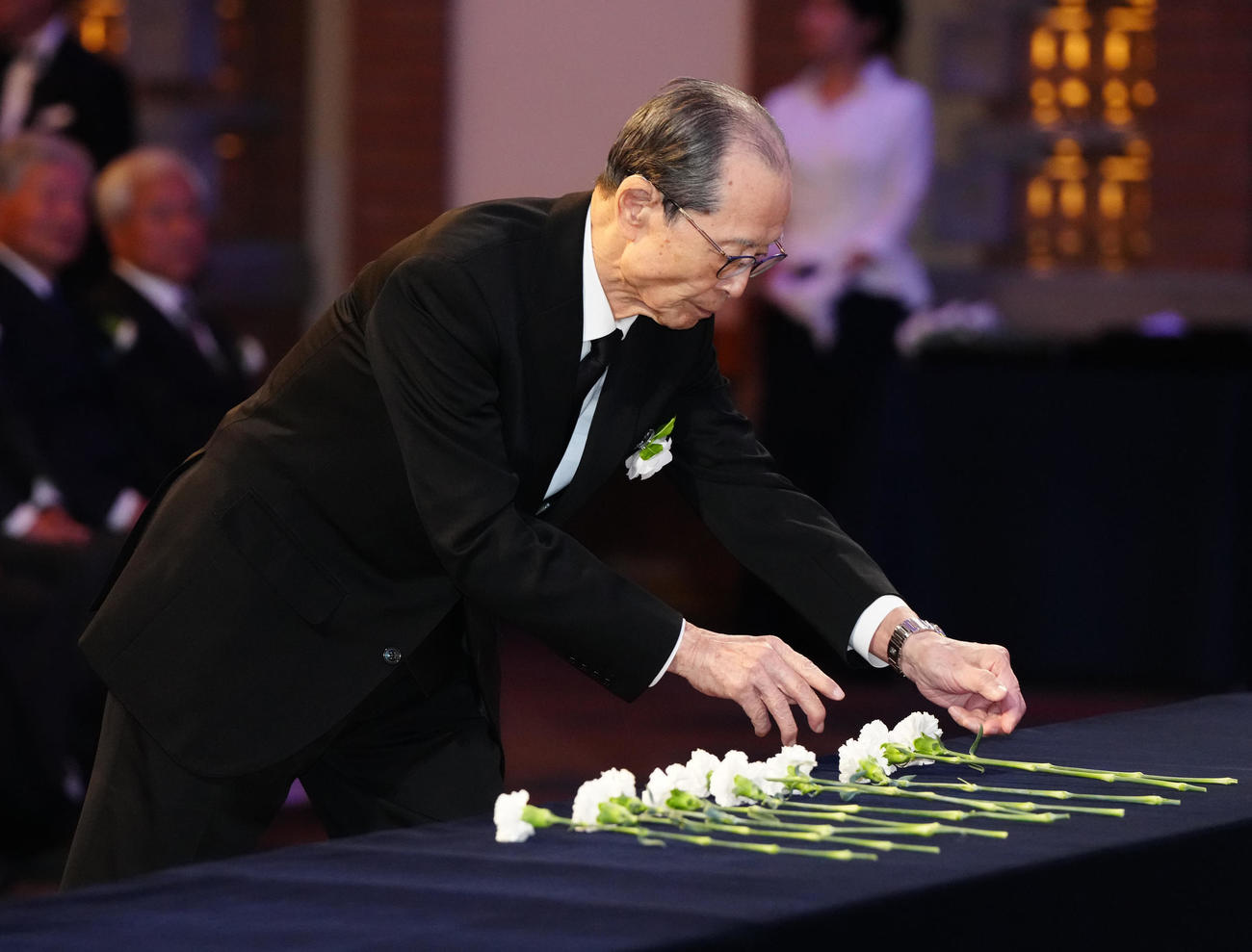 釜本邦茂さんのお別れの会で献花するソフトバンク王球団会長（撮影・江口和貴）