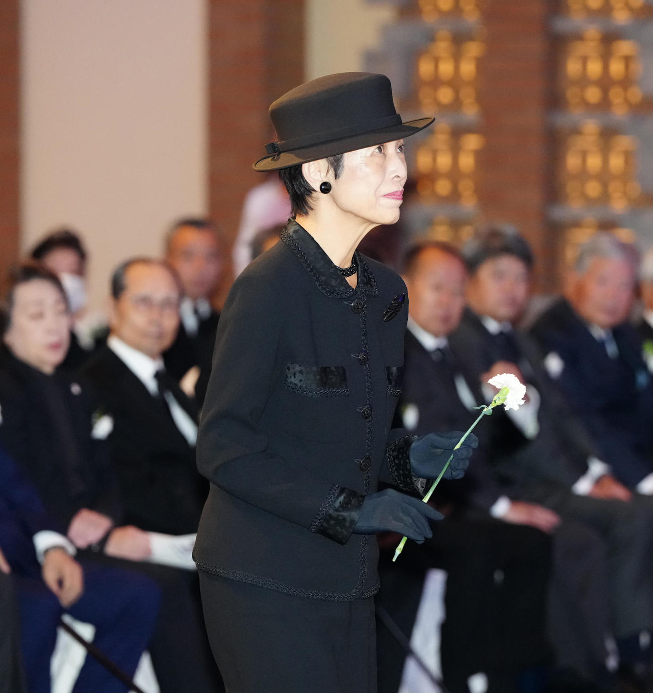 釜本邦茂さんのお別れの会で献花する高円宮妃久子さま（撮影・江口和貴）