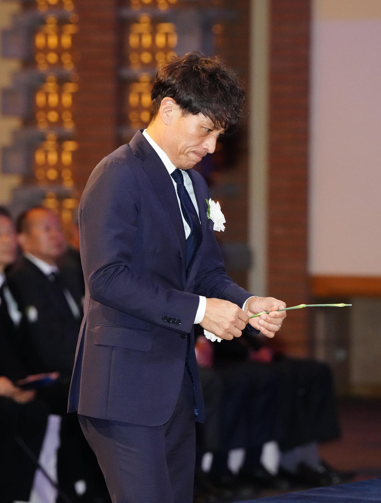 釜本邦茂さんのお別れの会で献花する日本サッカー協会宮本会長（撮影・江口和貴）