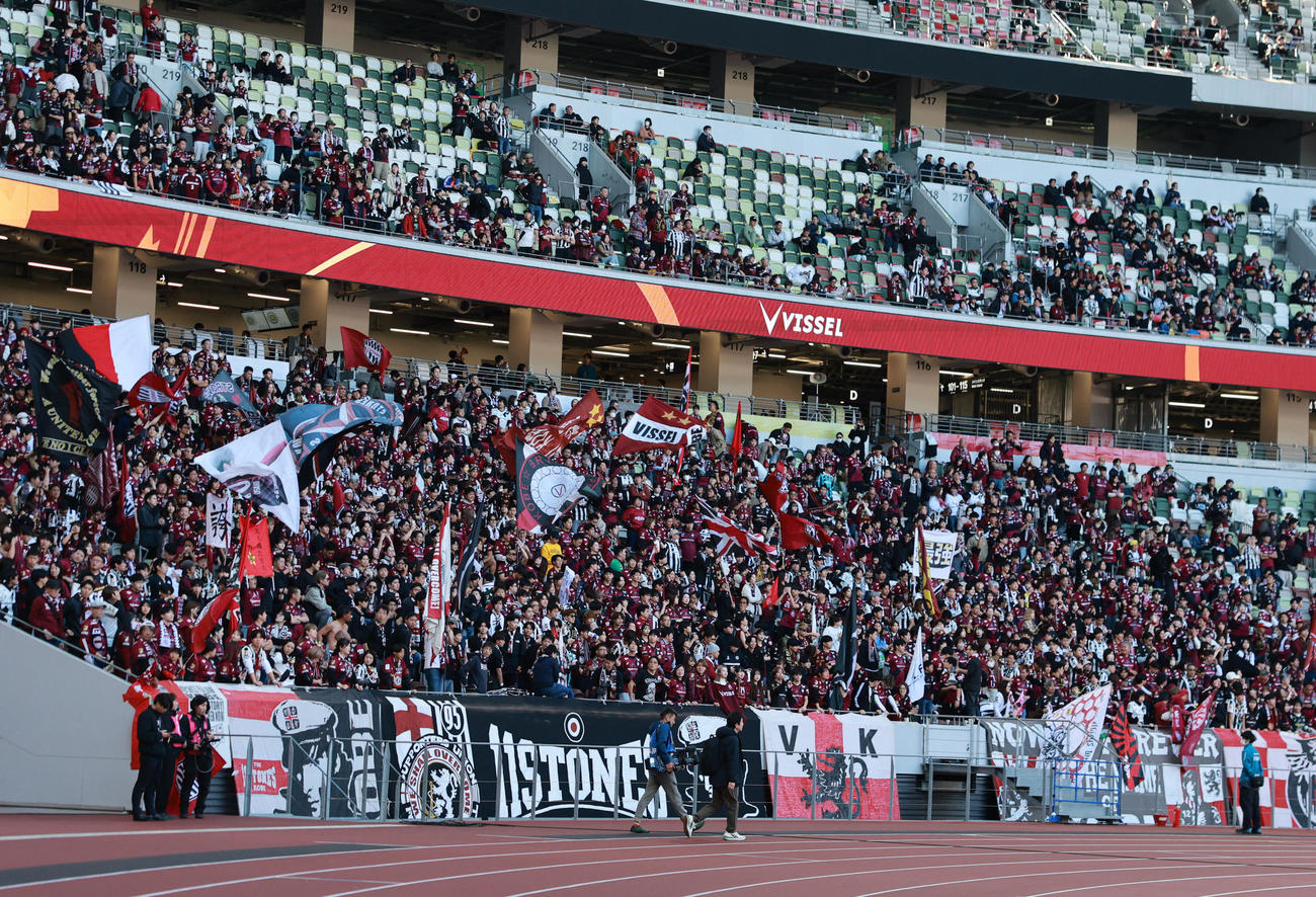 町田対神戸　盛り上がる神戸サポーター（撮影・野上伸悟）