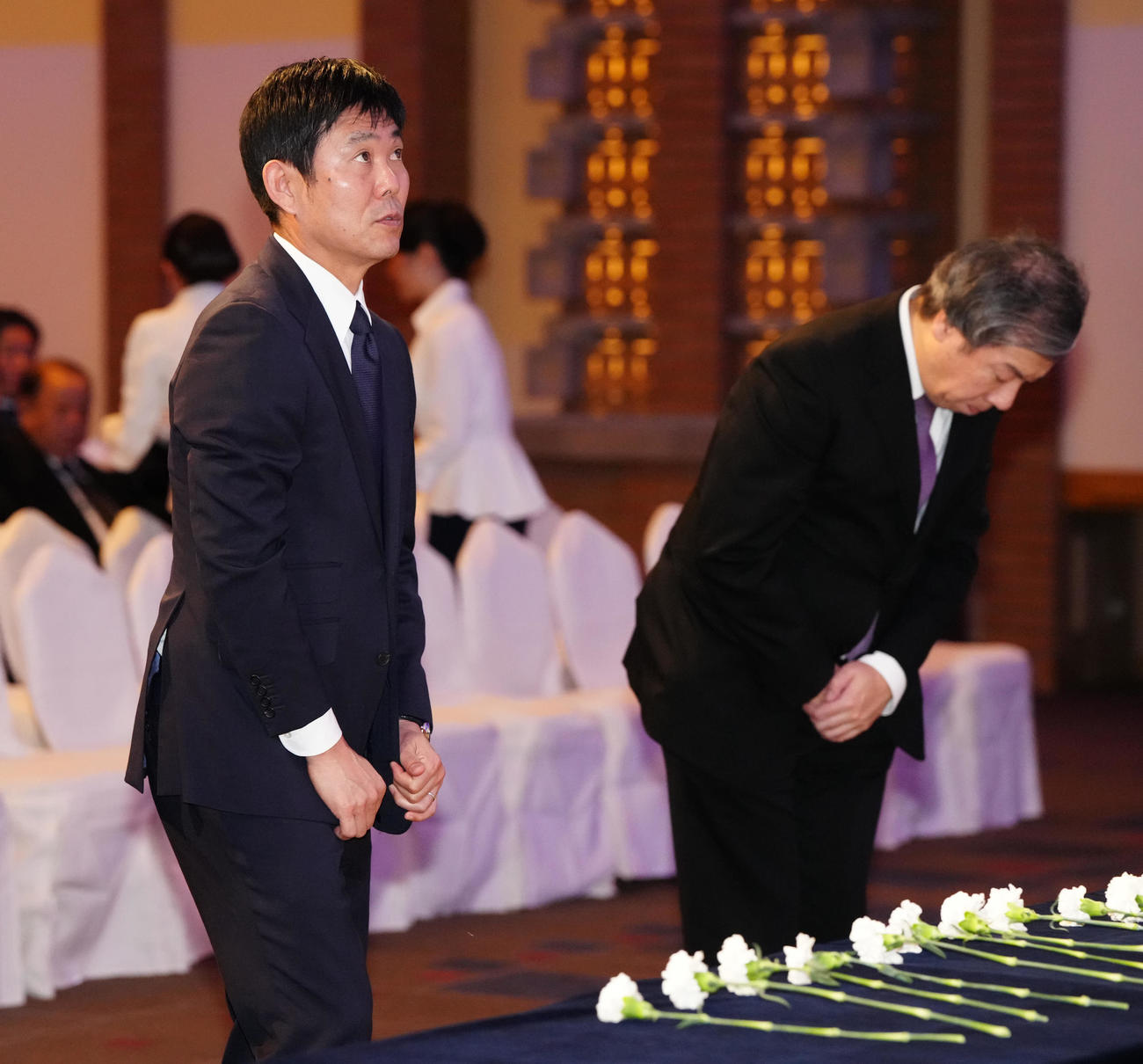 釜本邦茂さんのお別れの会で献花した日本代表森保監督（左）（撮影・江口和貴）