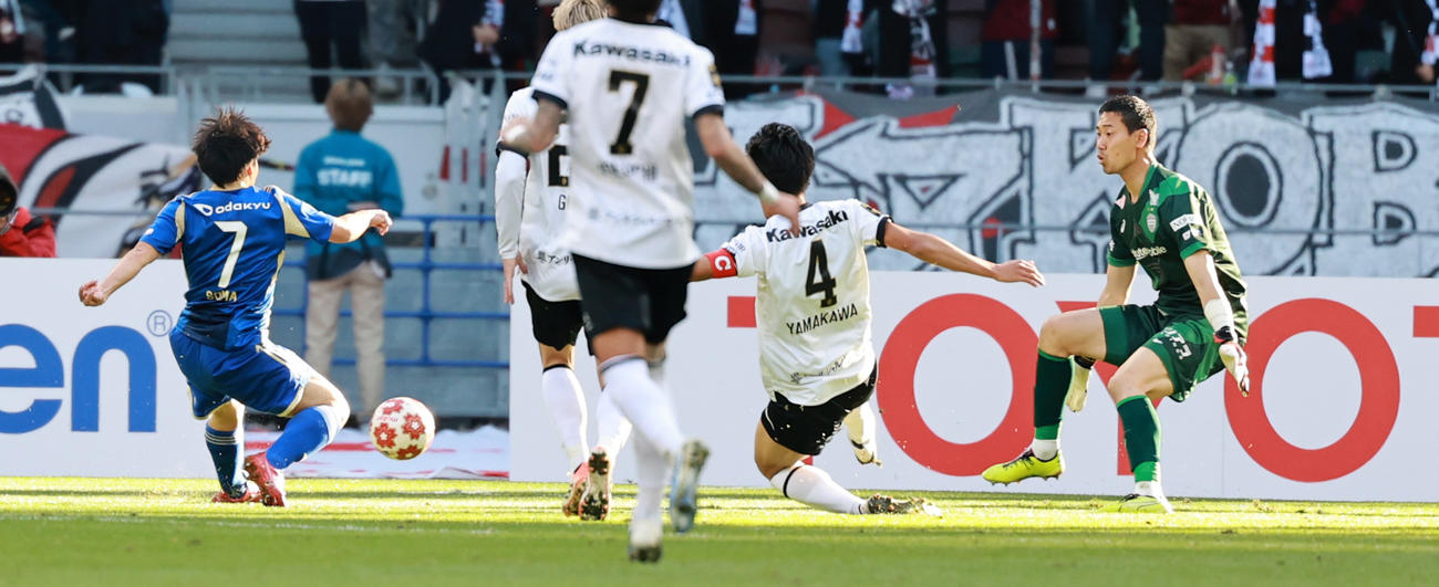 町田対神戸　前半、ゴールを決める町田相馬（撮影・野上伸悟）