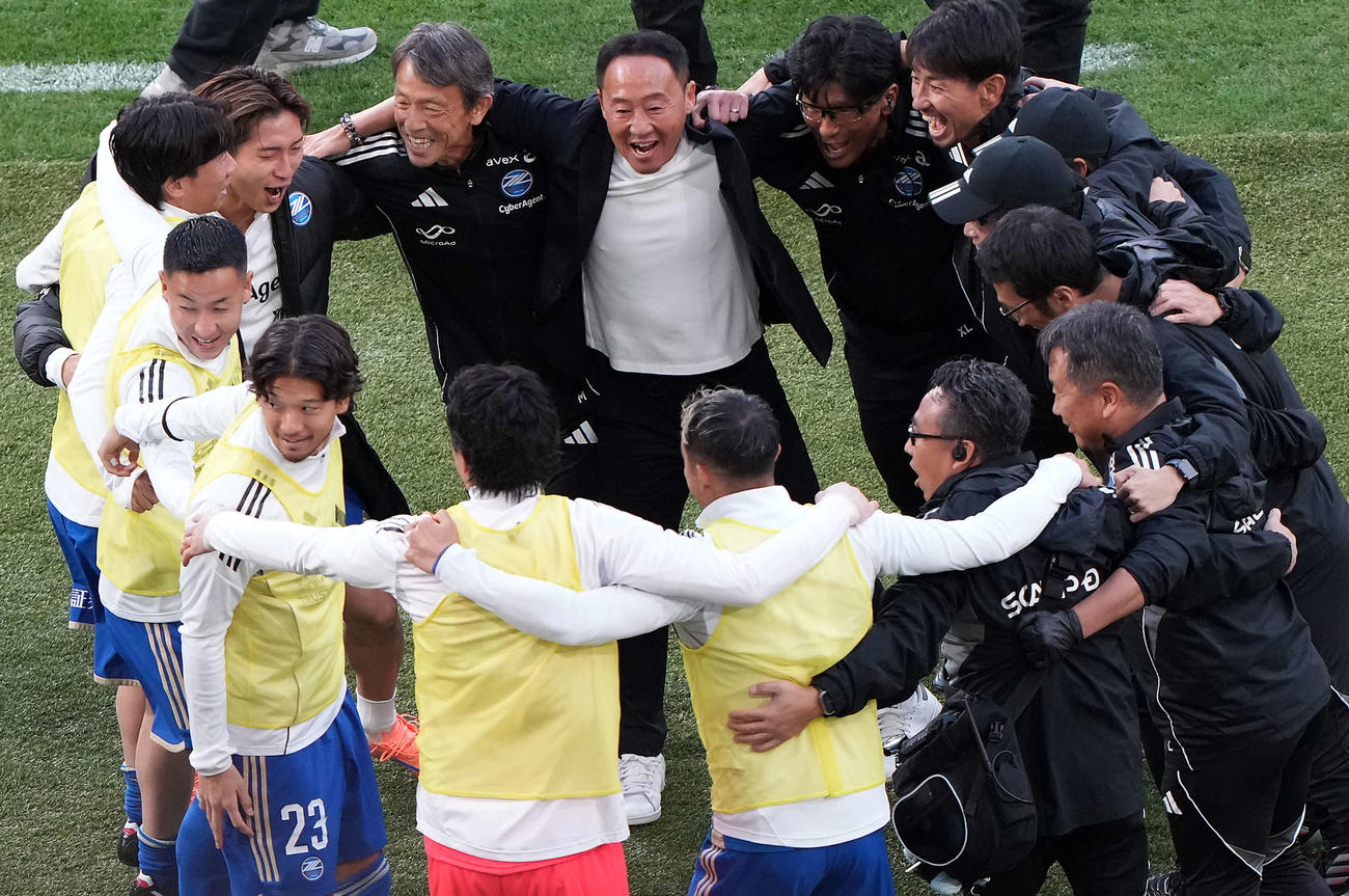 町田対神戸　天皇杯で優勝を飾り笑顔を見せる町田黒田剛監督（撮影・たえ見朱実）