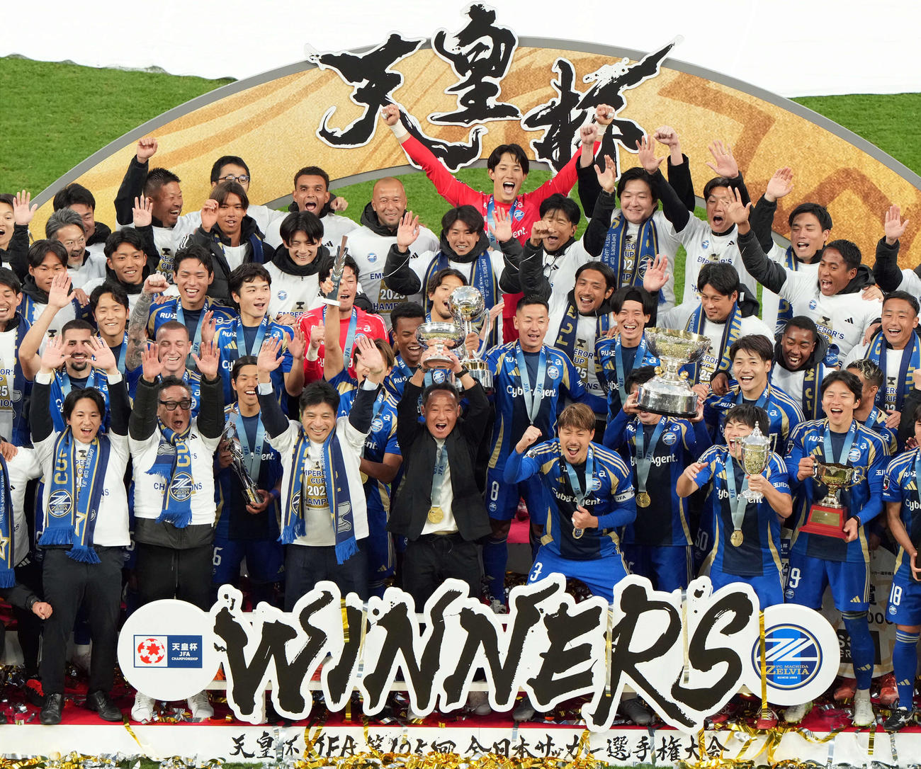 町田対神戸　優勝を飾りカップを掲げる町田黒田監督（中央）（撮影・たえ見朱実）