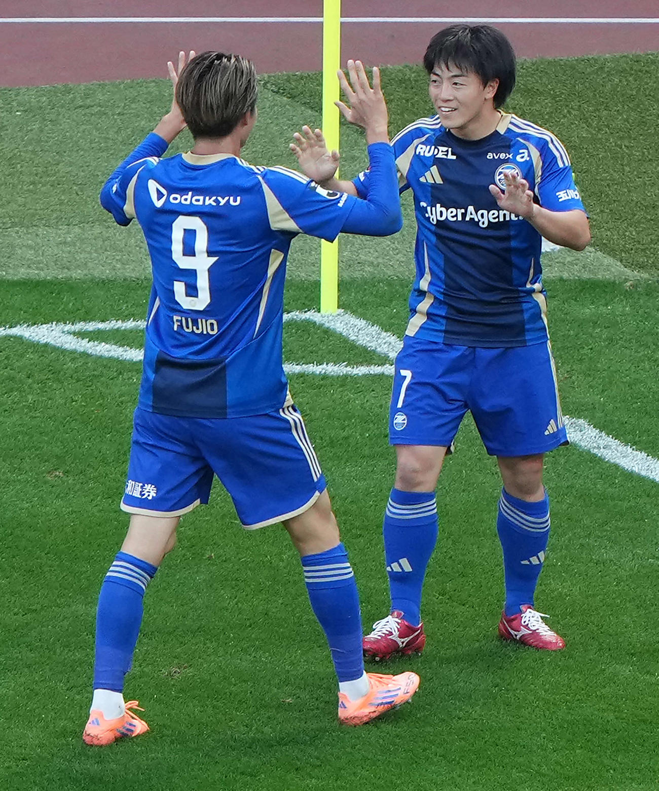 町田対神戸　前半、ゴールを決めた田相馬（右）は藤尾とハイタッチ（撮影・たえ見朱実）