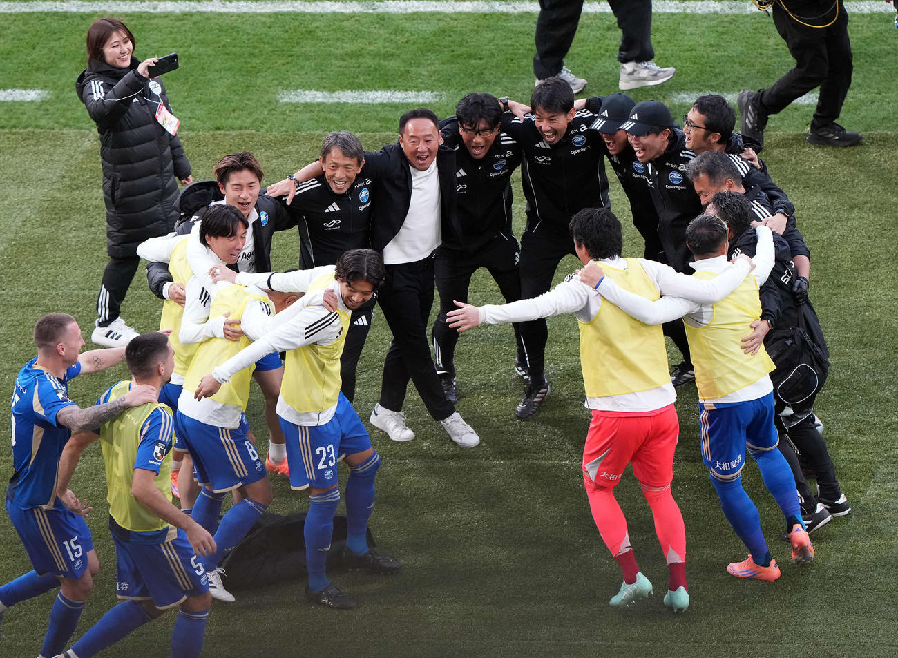 町田対神戸　天皇杯で優勝を飾り笑顔を見せる町田黒田監督（中央）らスタッフと選手たち（撮影・たえ見朱実）