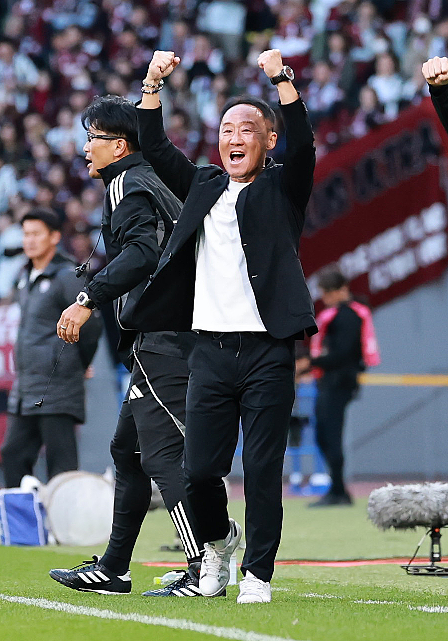 町田対神戸　後半、藤尾のゴールを喜ぶ町田黒田監督（撮影・野上伸悟）
