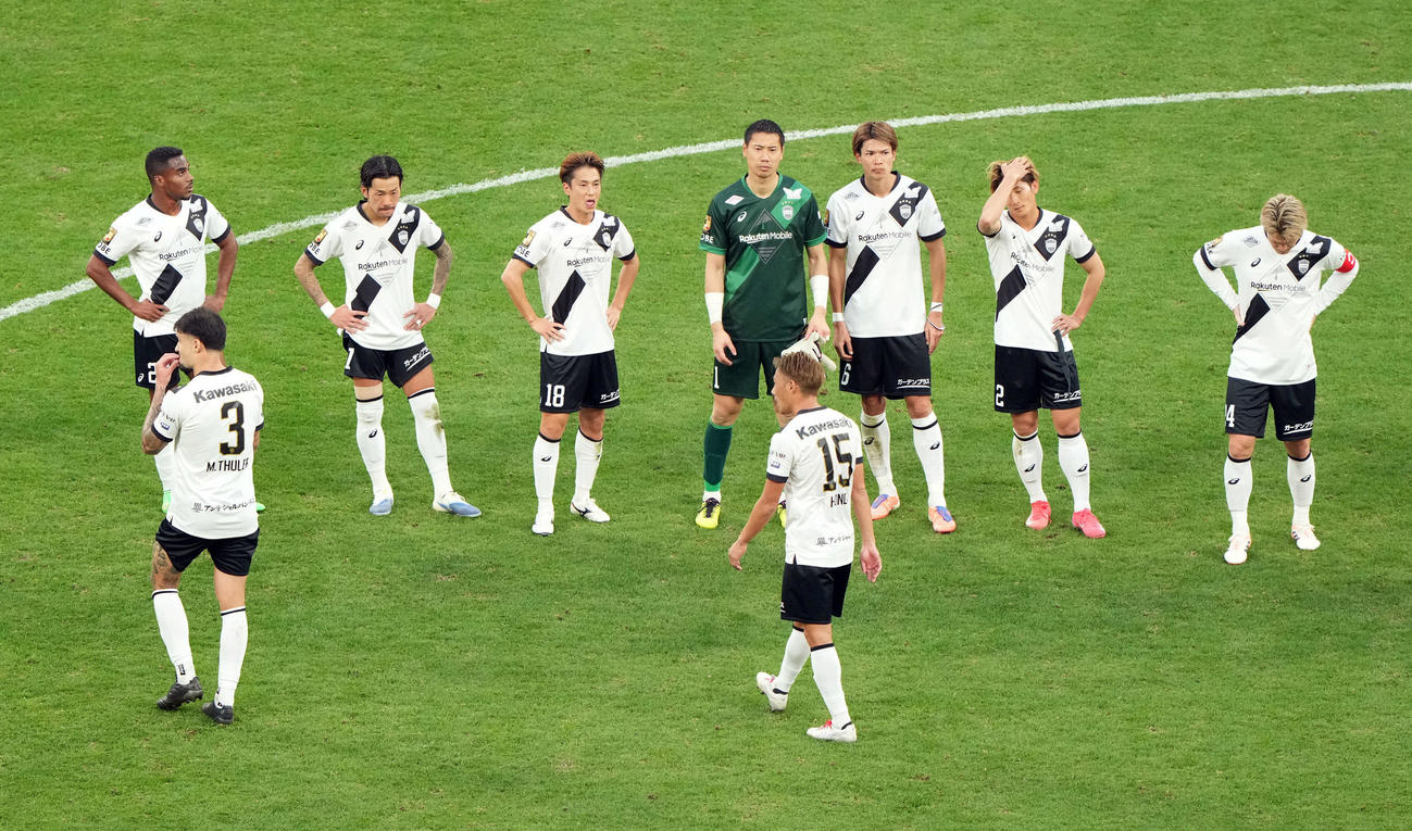 町田対神戸　町田に敗れ優勝を逃した神戸（撮影・たえ見朱実）