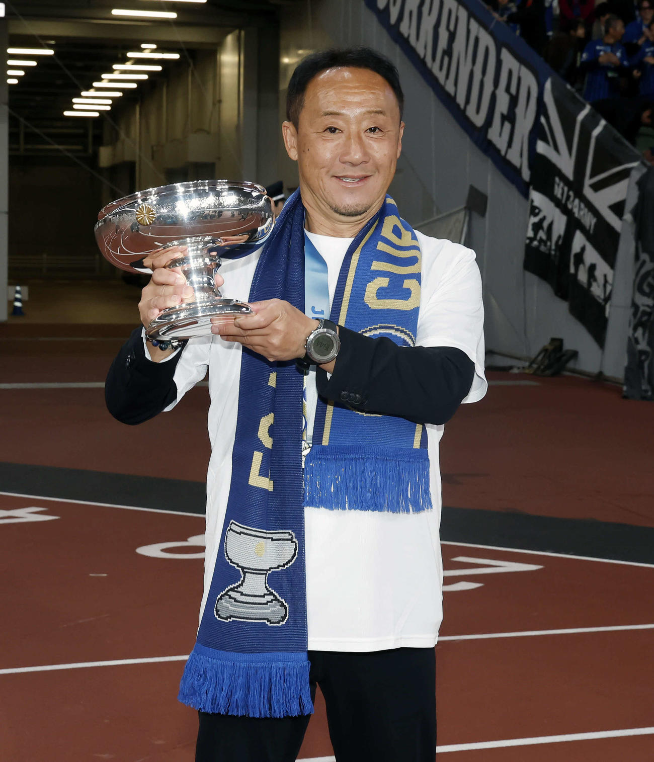 町田対神戸　天皇杯を掲げ写真に納まる町田黒田監督（撮影・山本朝陽）
