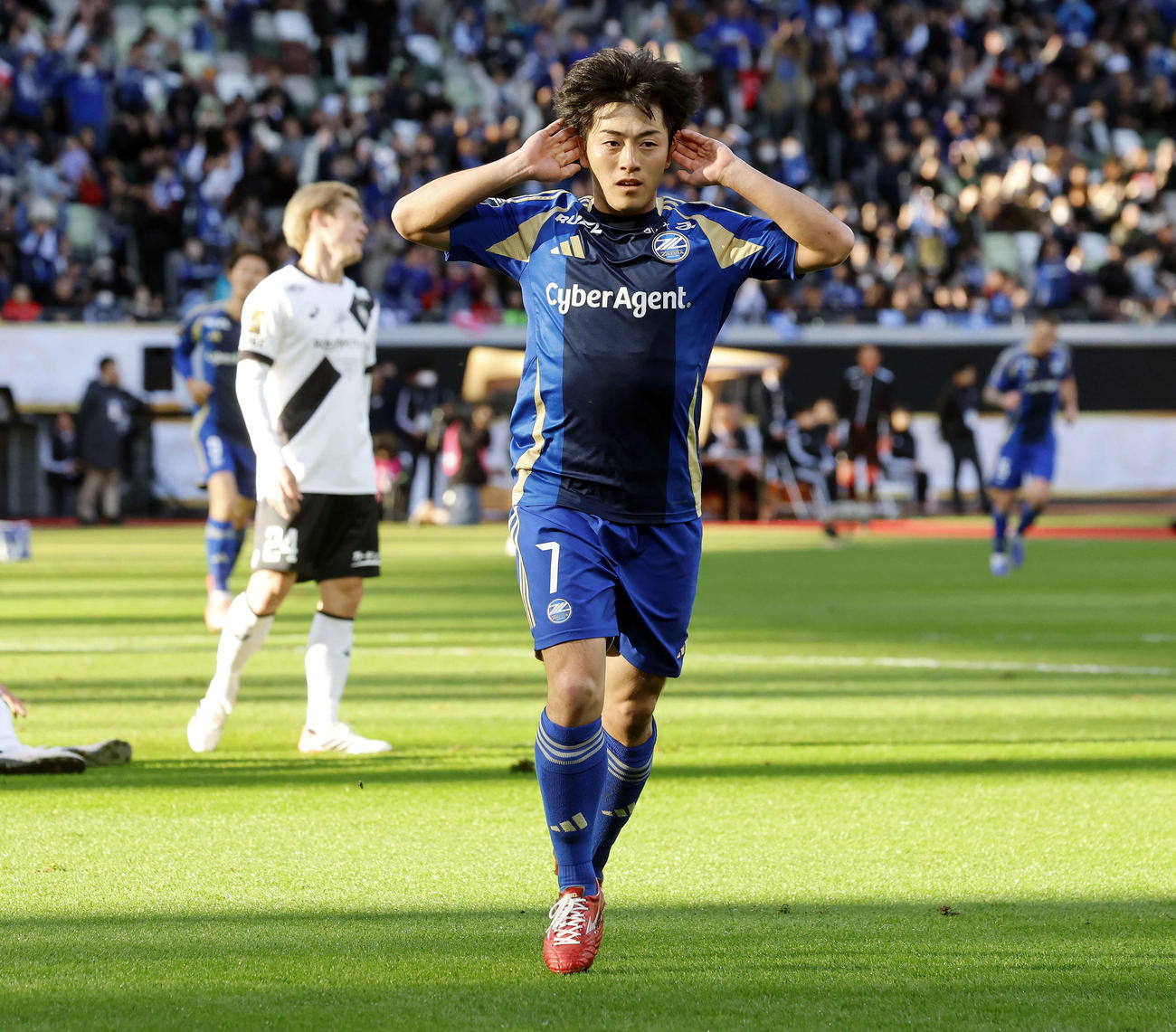 町田対神戸　前半、ゴールを決めた町田相馬はパフォーマンスを見せる（撮影・山本朝陽）