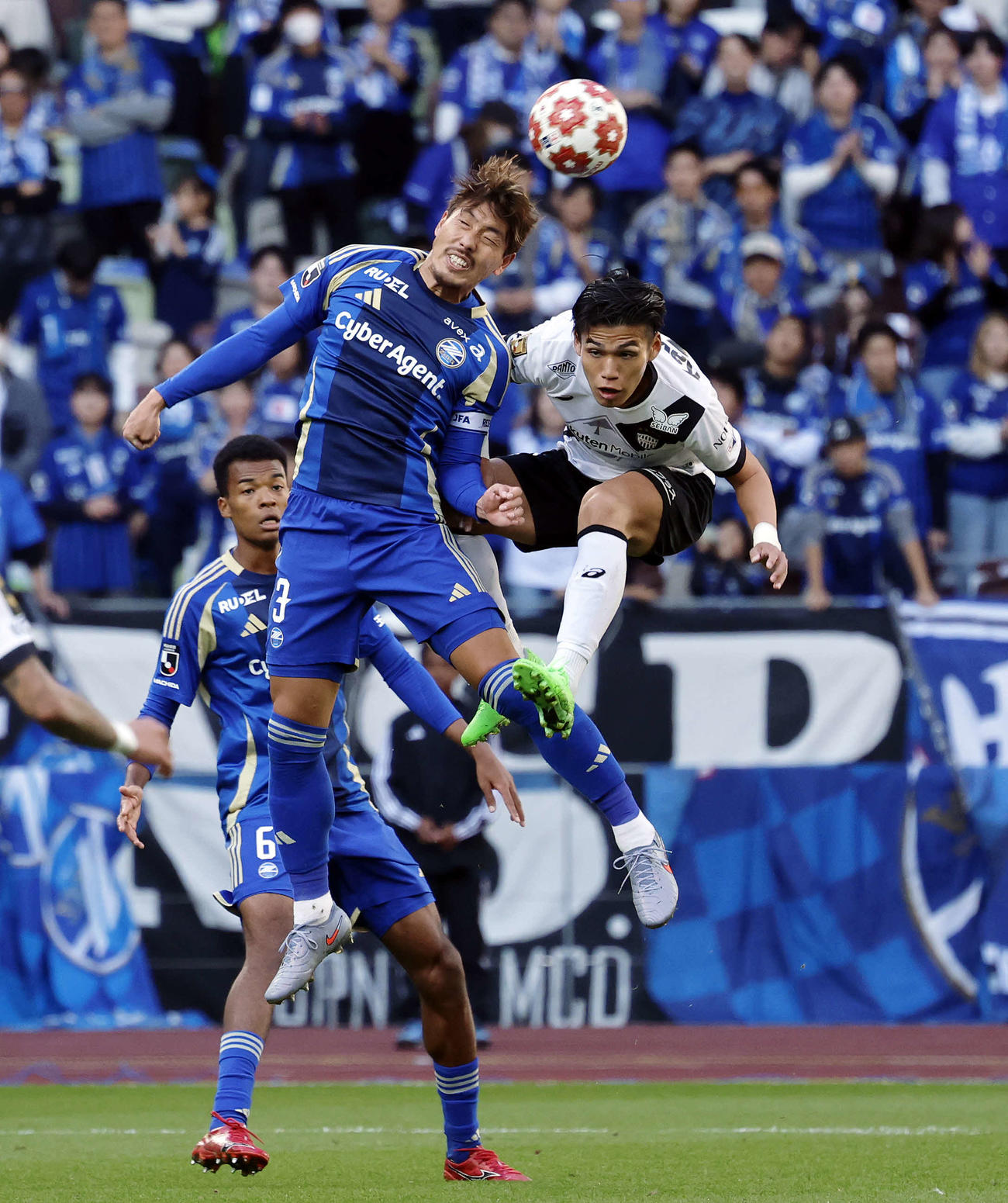 町田対神戸　前半、競り合う町田昌子（左）と神戸佐々木（撮影・山本朝陽）