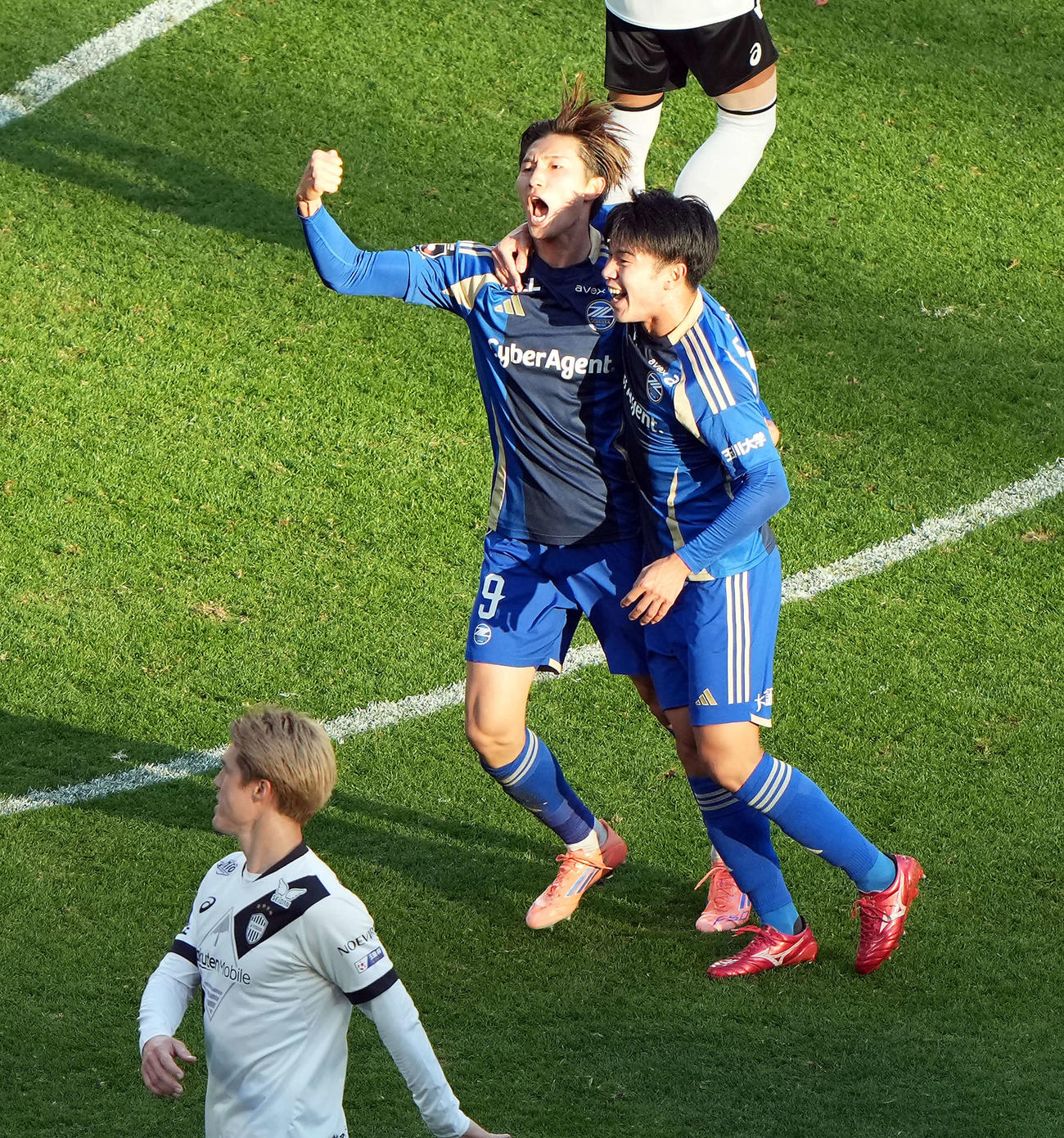 町田対神戸　後半、ゴールを決めた町田藤尾（左）（撮影・たえ見朱実）