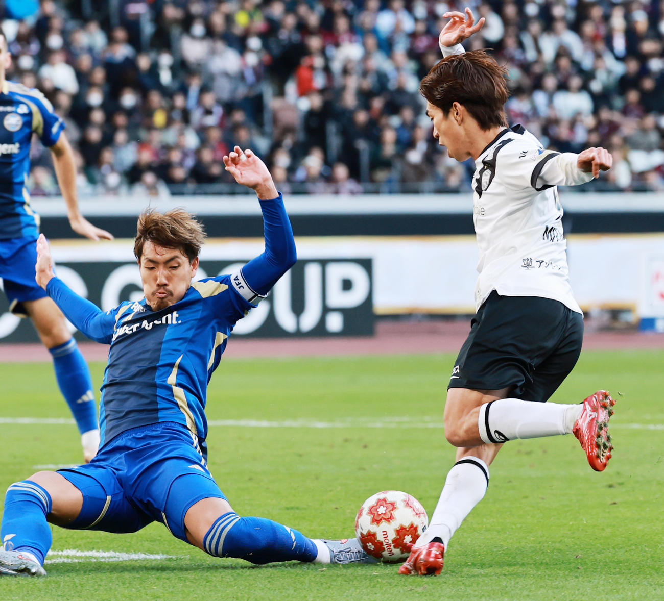 田対神戸　前半、競りあう町田昌子（左）と神戸宮代（撮影・野上伸悟）