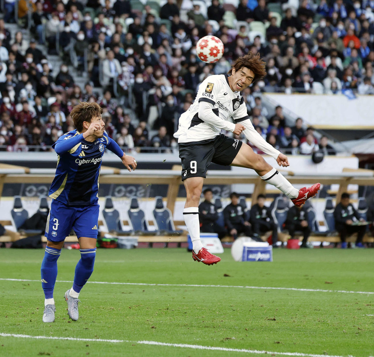 町田対神戸　後半、ヘディングでゴールを決める神戸宮代（右）（撮影・山本朝陽）