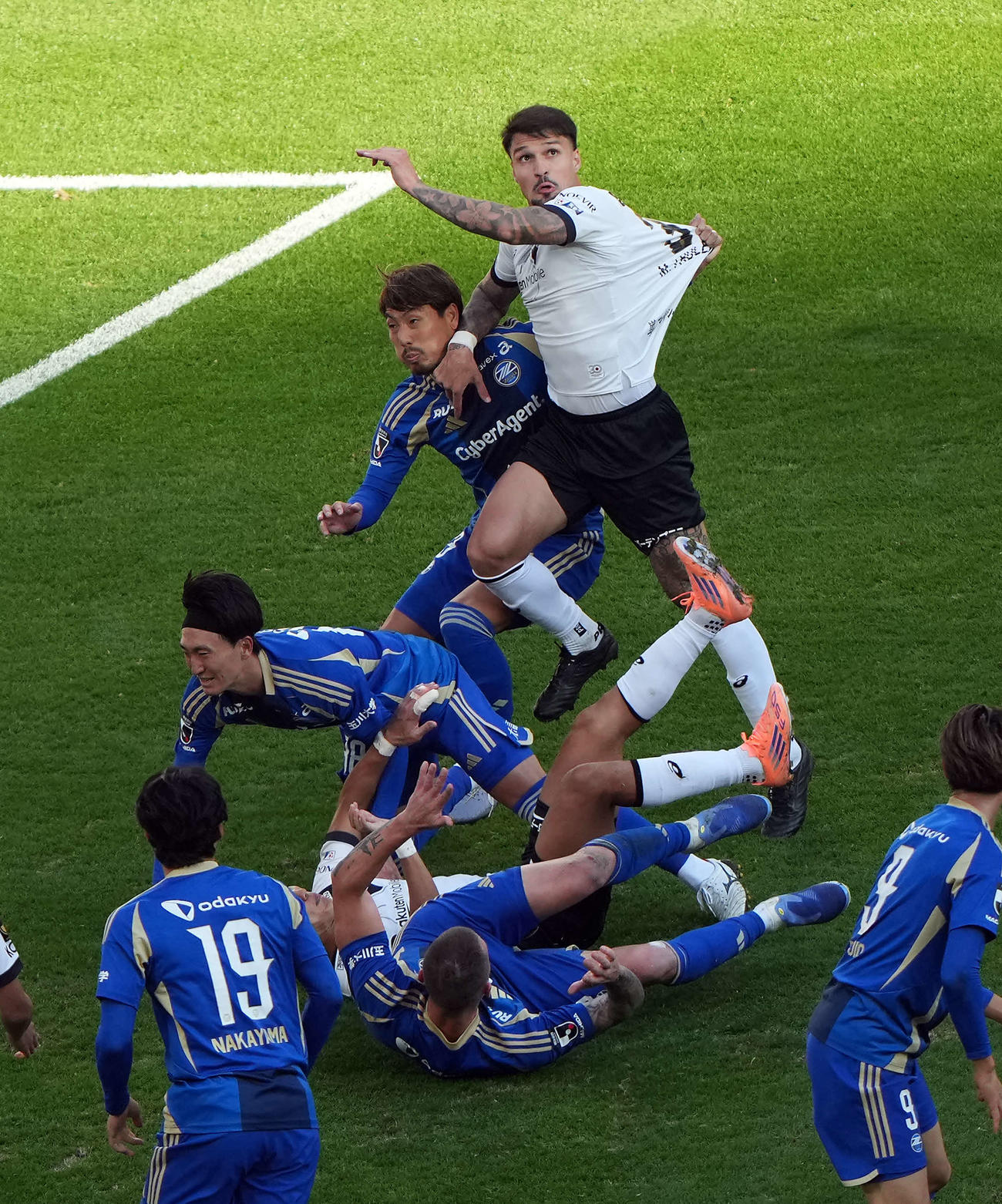 町田対神戸　前半、セットプレーからゴールを狙う神戸トゥーレル（撮影・たえ見朱実）