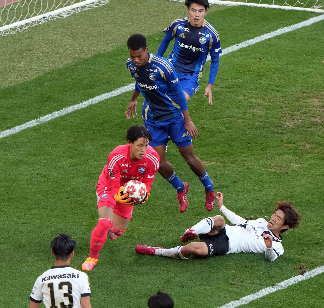 町田対神戸　前半、ゴール前に神戸宮代が詰めるも町田GK谷に阻まれる（撮影・たえ見朱実）