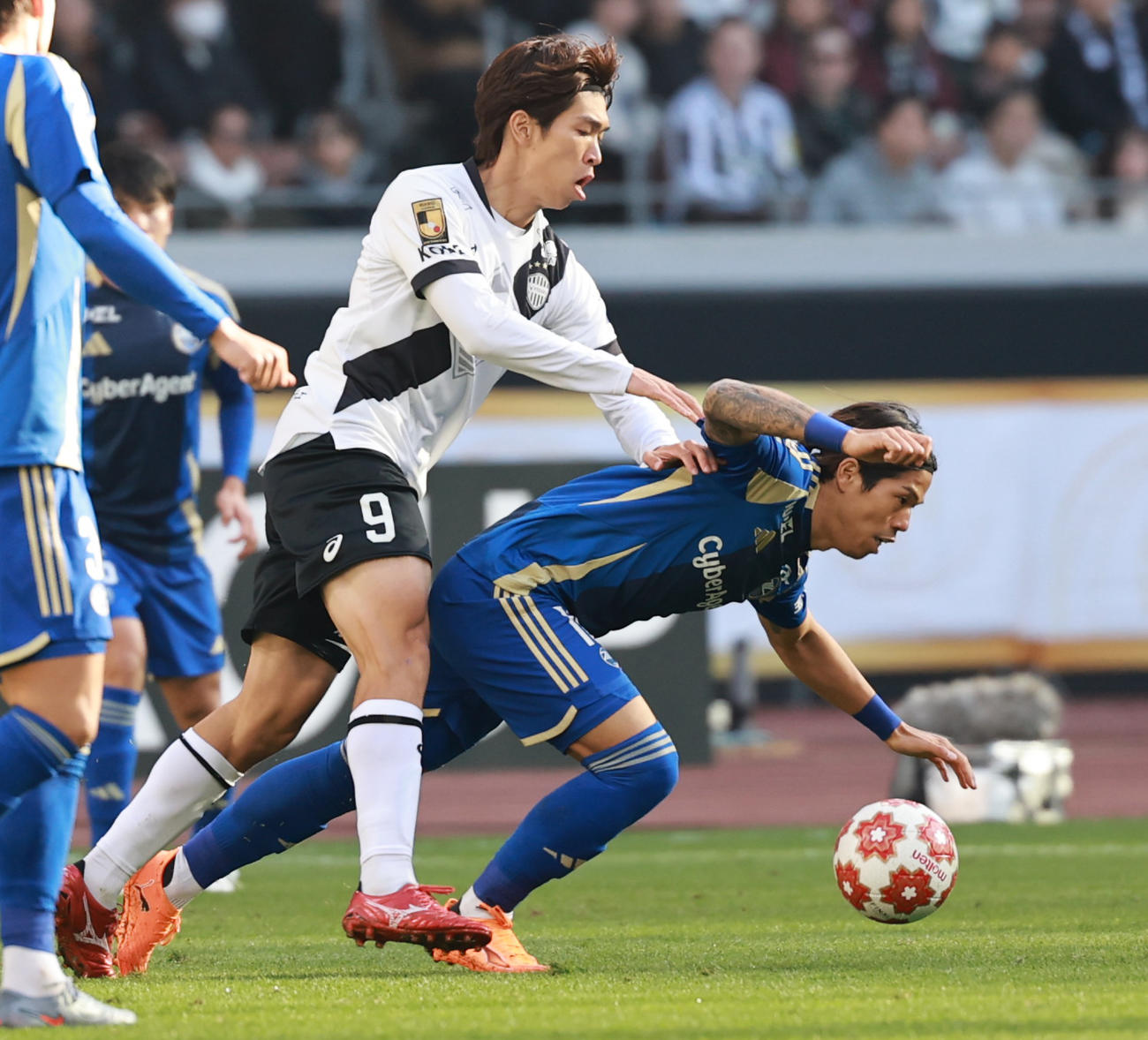 町田対神戸　前半、競りあう神戸宮代（左）と町田前（撮影・野上伸悟）