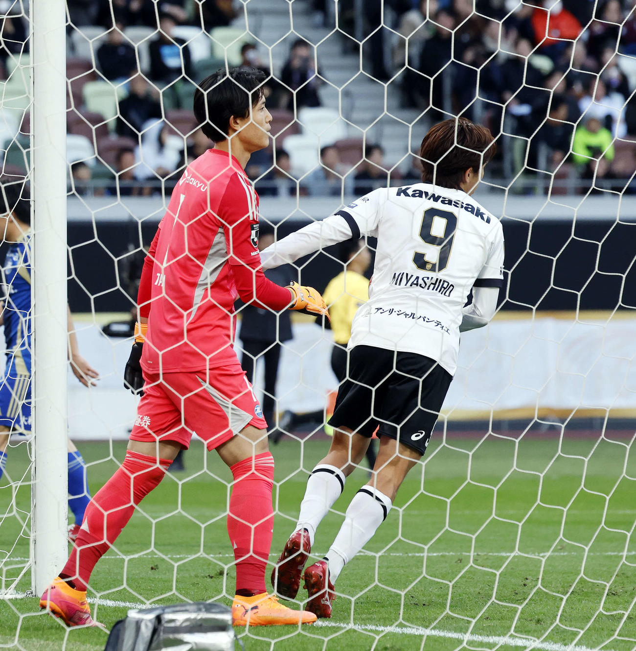 町田対神戸　後半、ゴールを決め、ボールを持ち出し、試合再開を急ぐ神戸宮代（右）（撮影・山本朝陽）