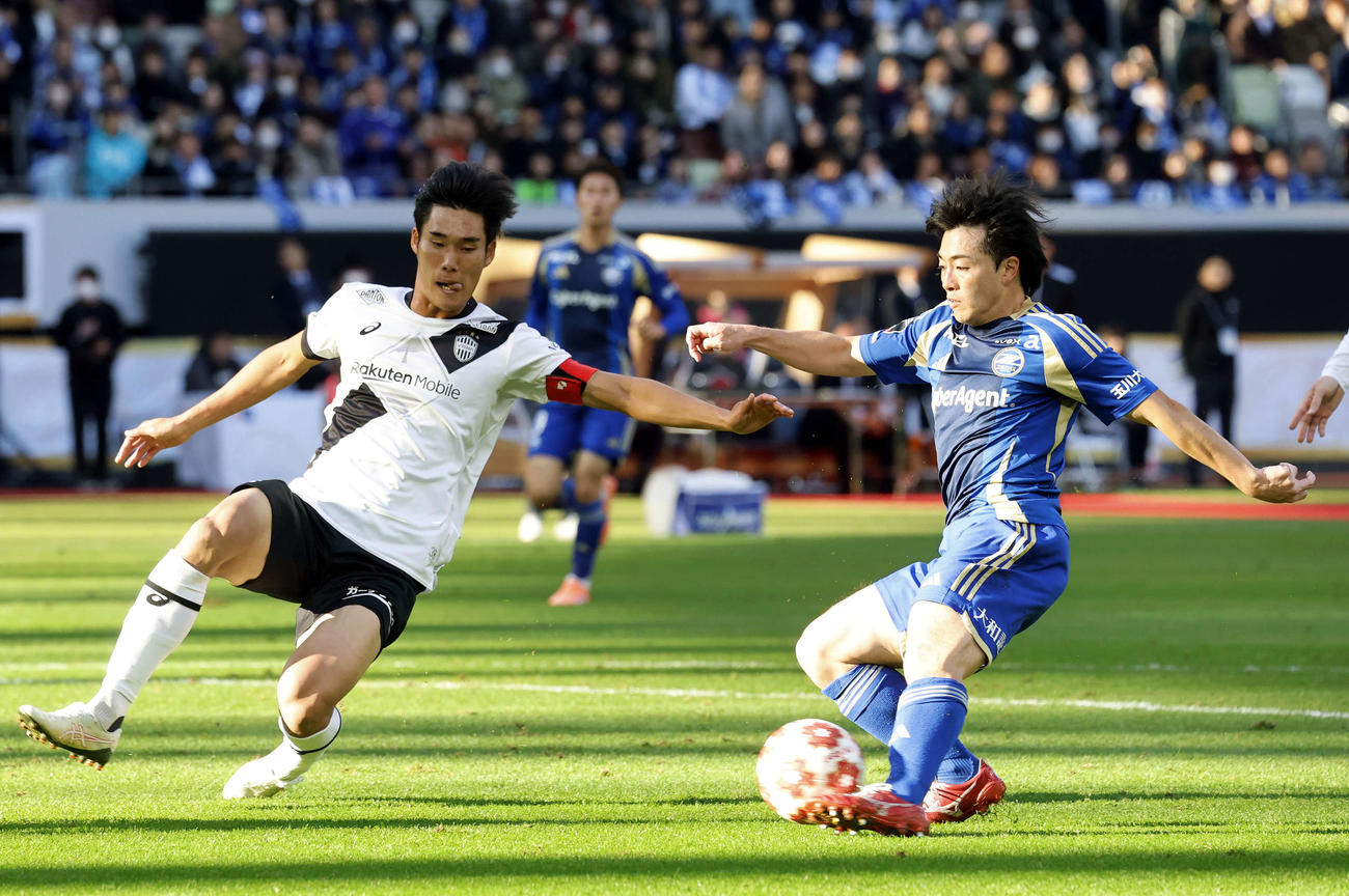 町田対神戸　前半、ゴールを決める町田相馬（右）（撮影・山本朝陽）