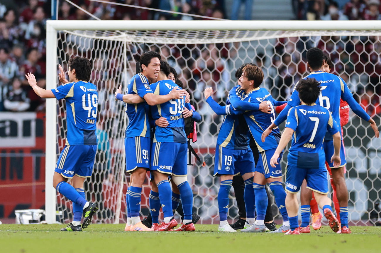 町田対神戸　　天皇杯を制し喜ぶ町田の選手たち（撮影・野上伸悟）