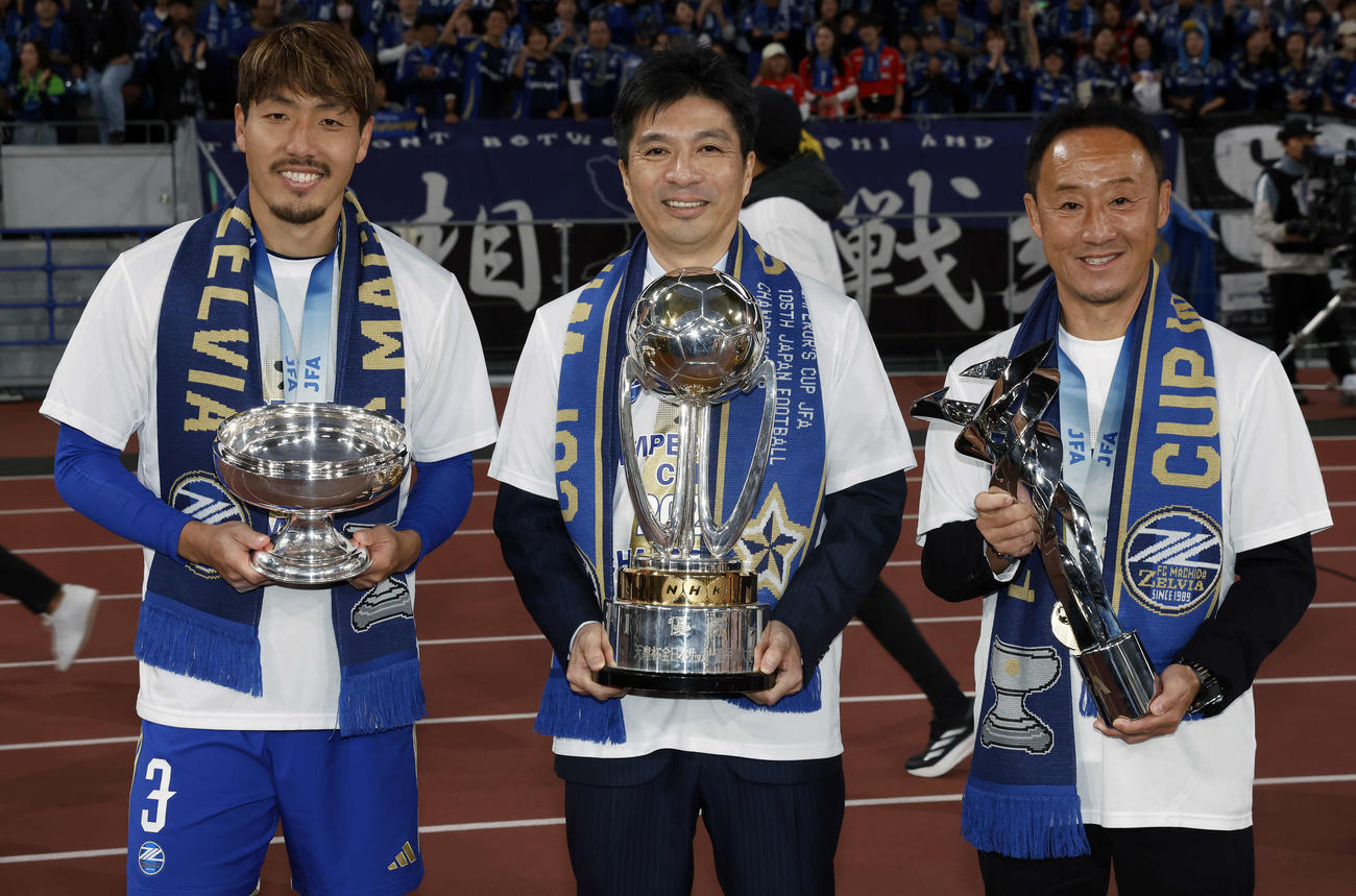 町田対神戸　優勝を決め記念撮影を行う、左から町田昌子、藤田晋氏、黒田監督（撮影・山本朝陽）
