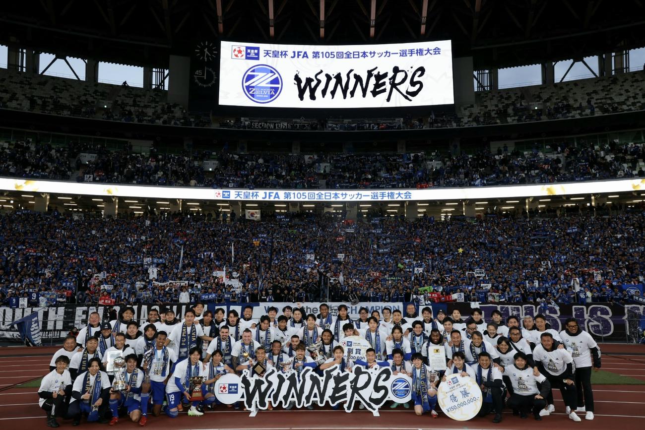 町田対神戸　優勝を決め、サポーターの前で記念撮影をする町田の選手たち＝（撮影・山本朝陽）