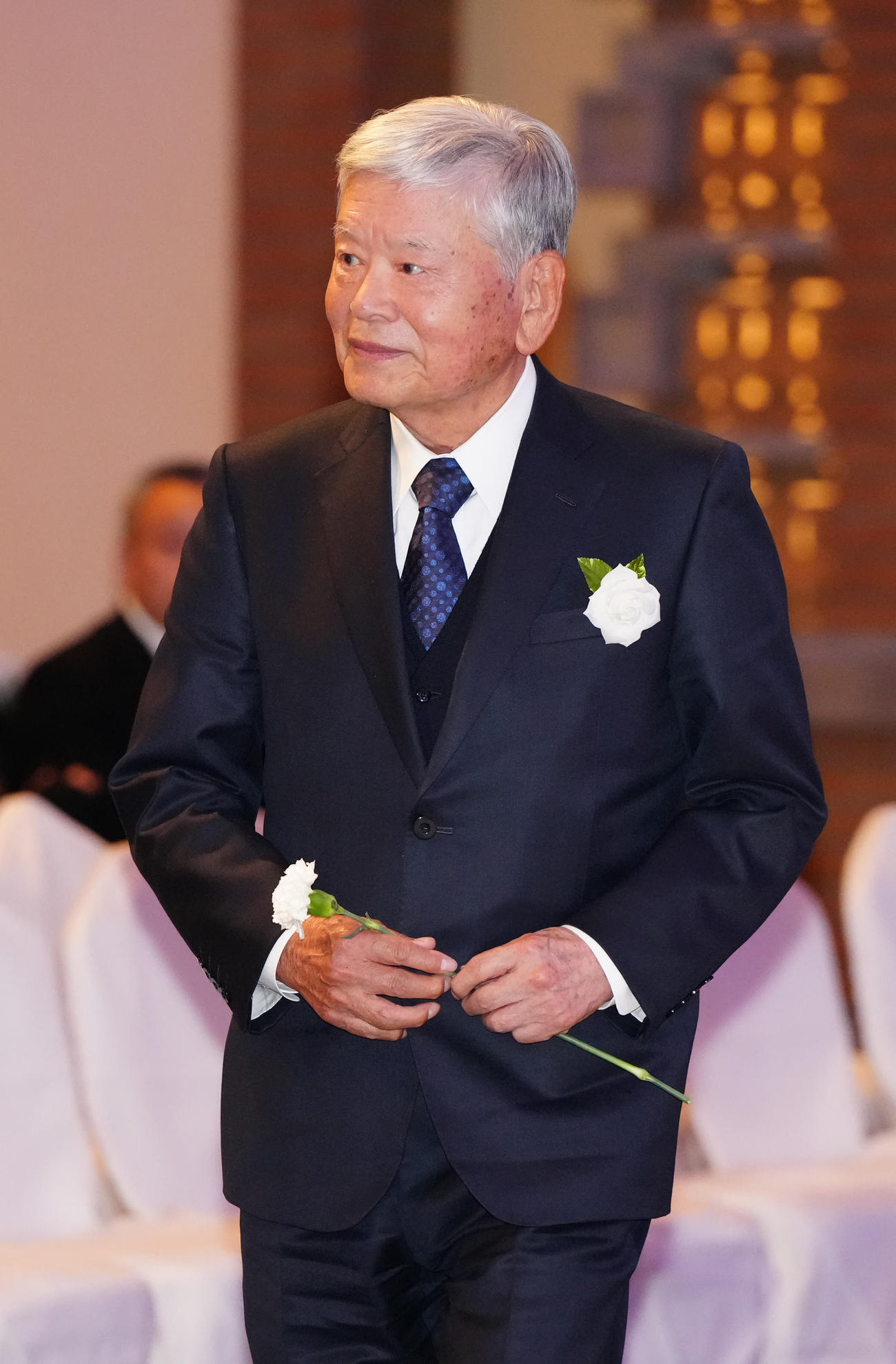 釜本邦茂さんのお別れの会で献花する日本サッカー協会相談役の川淵氏（撮影・江口和貴）