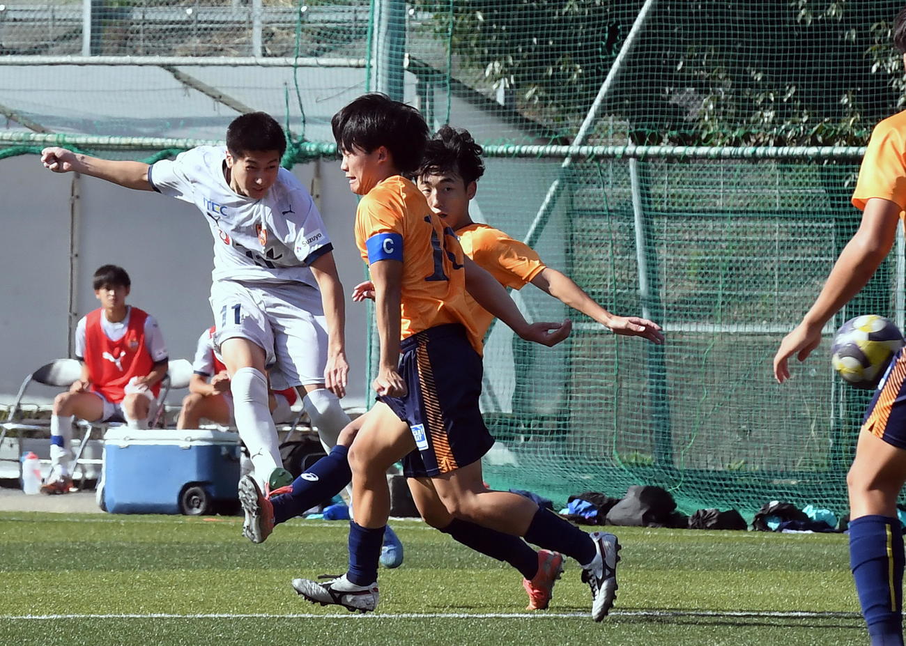 清水ユース対藤枝明誠　後半26分、右足でゴールを決める清水ユース・宇山（左端）