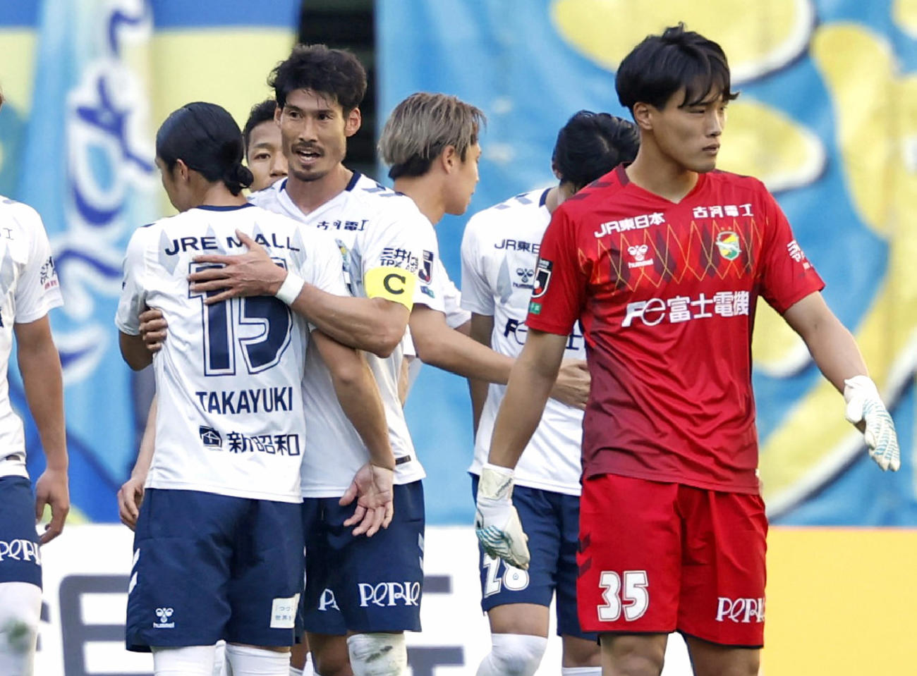 大分に競り勝ち、喜ぶ千葉・鈴木大（左から2人目）ら（共同）