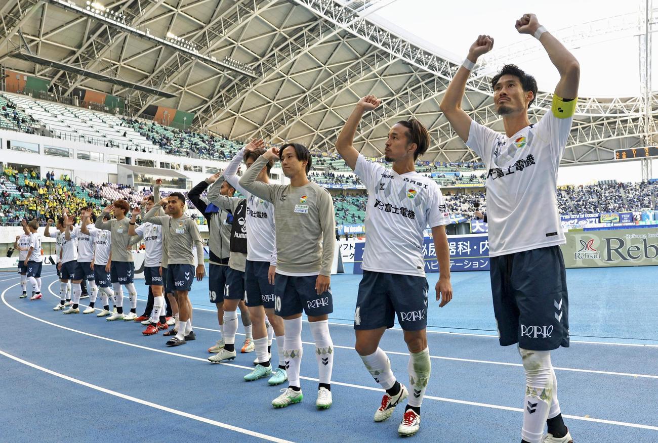 大分に競り勝ち、サポーターと喜びを分かち合う鈴木大（右端）ら千葉の選手たち（共同）