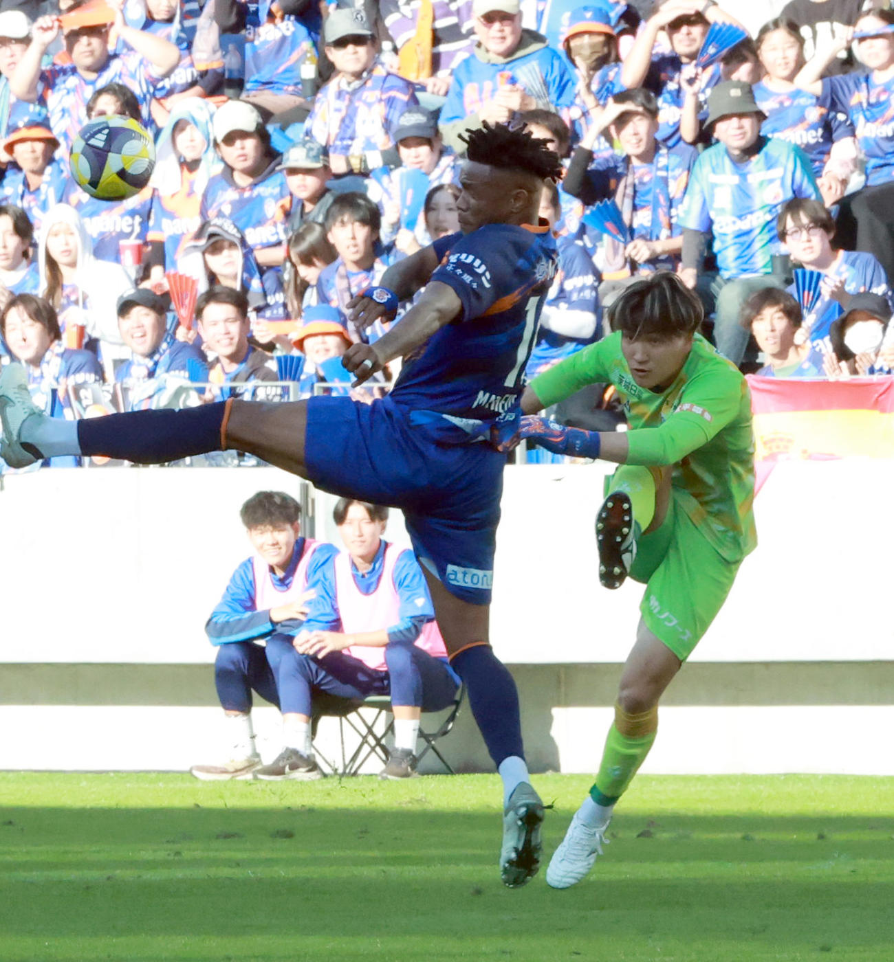 長崎対水戸　後半、前線に飛び出しプレーする水戸GK西川（撮影・上田博志）