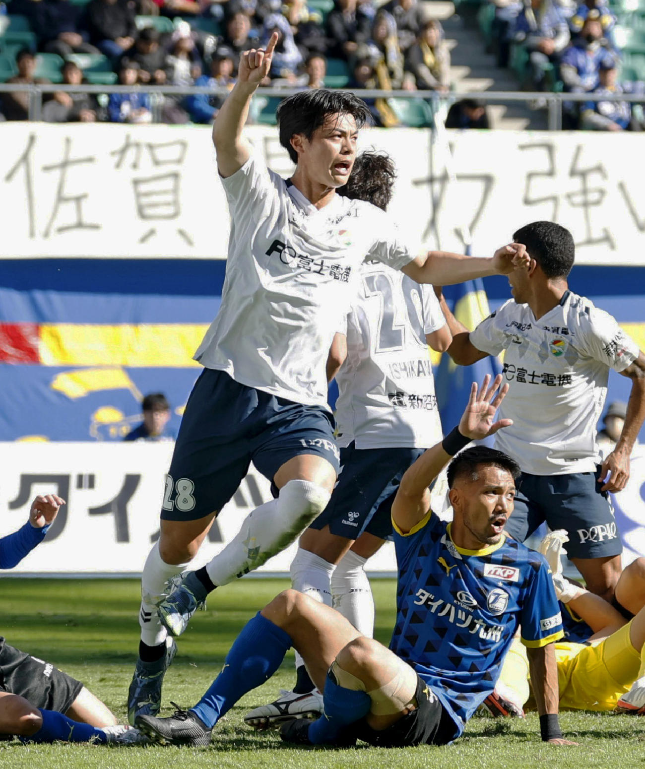 大分―千葉　前半、先制ゴールを決め駆け出す千葉・河野（左）（共同）