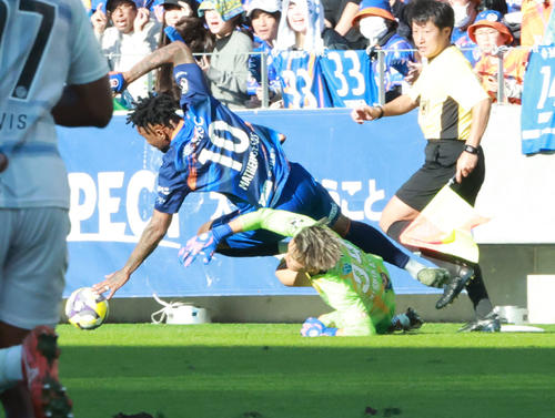 長崎対水戸　後半、水戸GK西川はマテウスへのプレーで退場となる（撮影・上田博志）