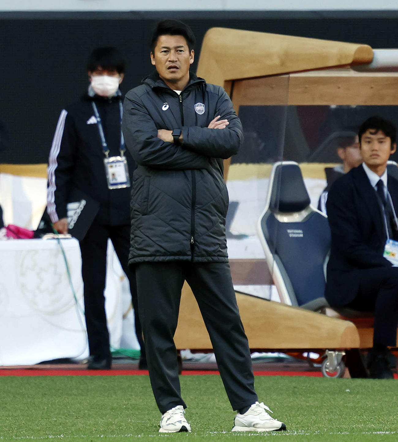 町田対神戸　前半、戦況を見つめる神戸吉田監督（撮影・山本朝陽）