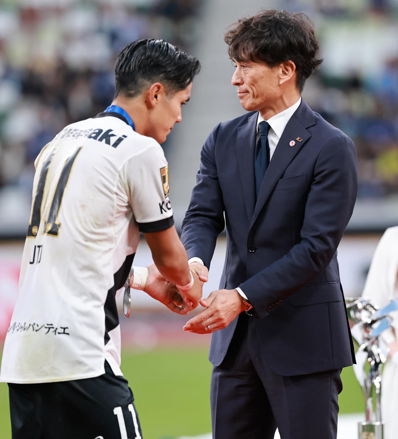 町田対神戸　表彰式で神戸武藤（左）をねぎらう日本サッカー協会宮本会長（撮影・野上伸悟）