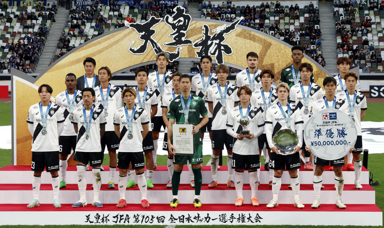 町田対神戸　表彰式で悔しい表情で記念撮影を行った準優勝の神戸イレブン（撮影・山本朝陽）