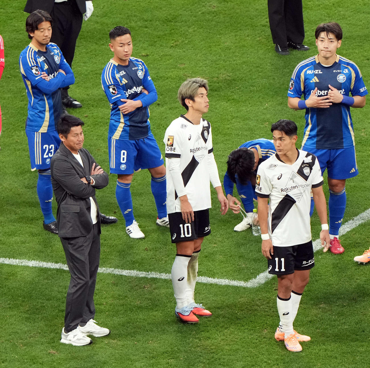 町田対神戸　優勝を逃しがっくり肩を落とす（手前右から）神戸武藤、大迫、吉田監督（撮影・たえ見朱実）