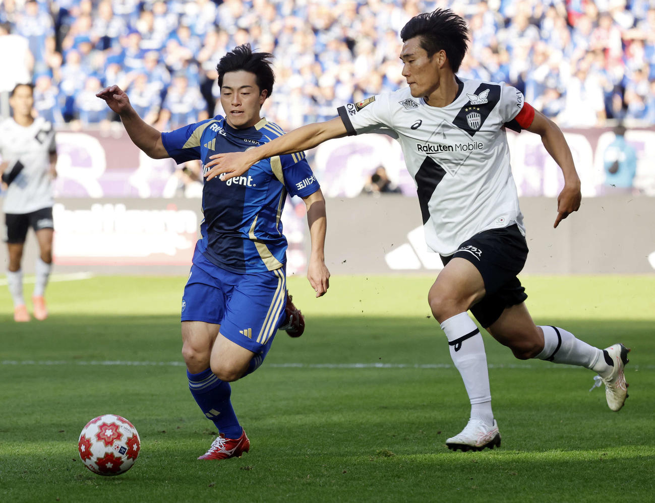 町田対神戸　前半、ドリブルで仕掛ける町田相馬（左）と止める神戸山川（撮影・山本朝陽）